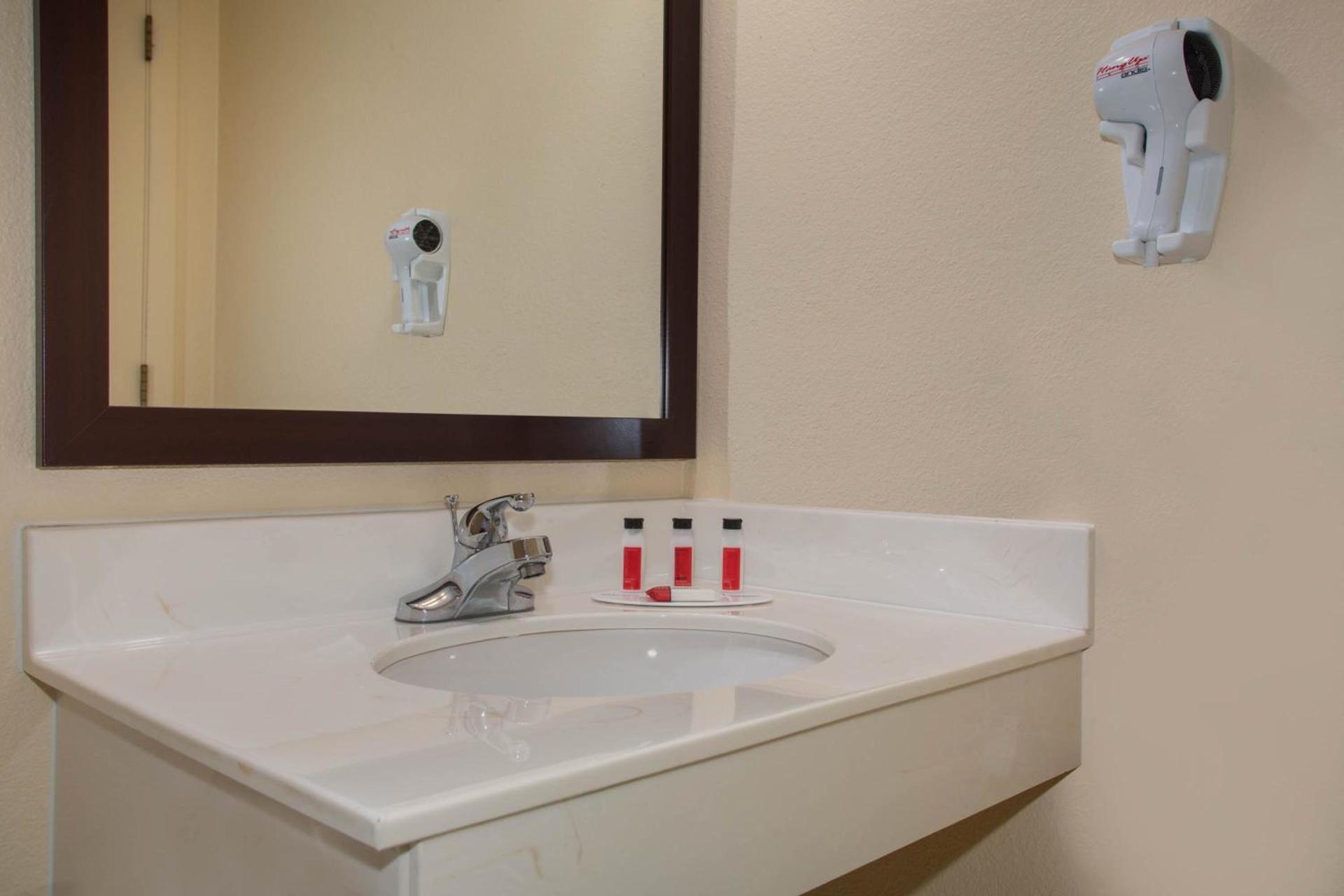 Baymont by Wyndham Jefferson City photo 10