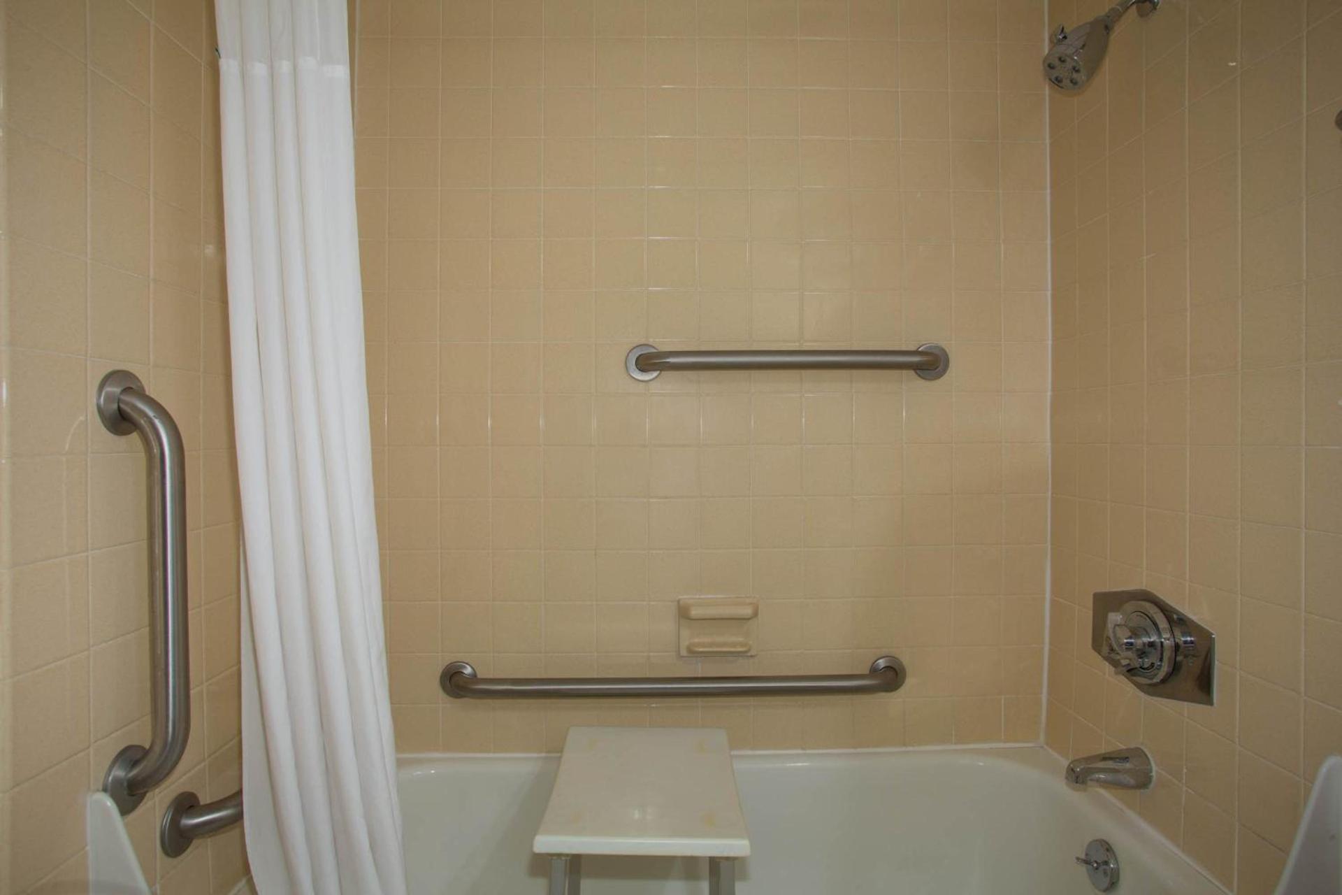 Baymont by Wyndham Jefferson City photo 11