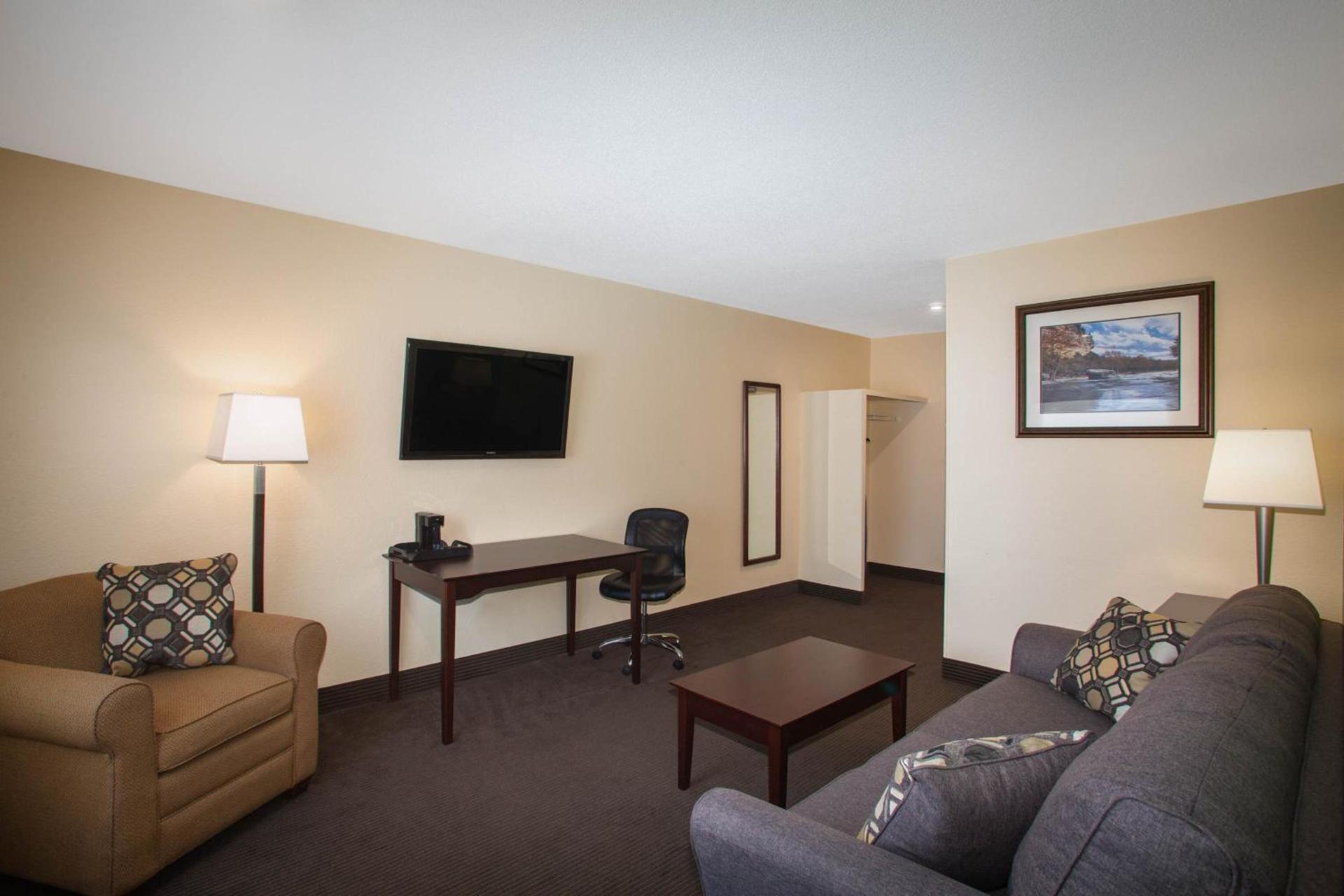 Baymont by Wyndham Jefferson City photo 8