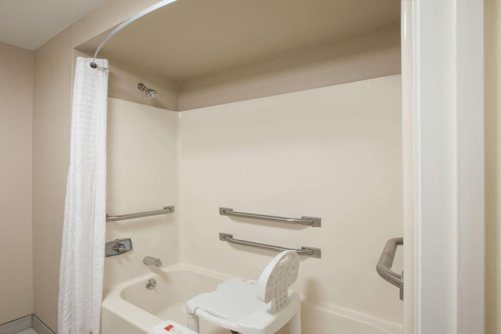 Baymont by Wyndham Texarkana photo 64