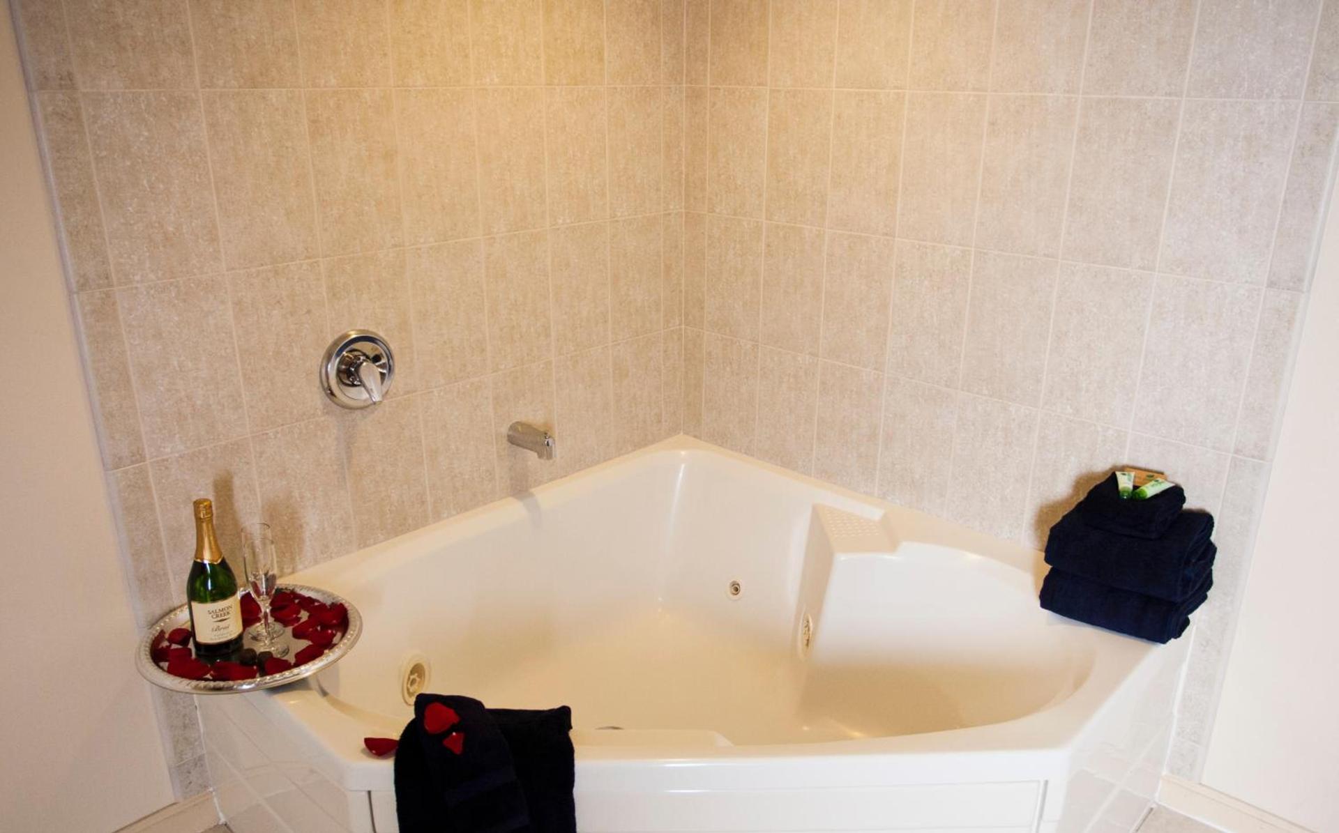 Bella Vista Suites Lake Geneva photo 19
