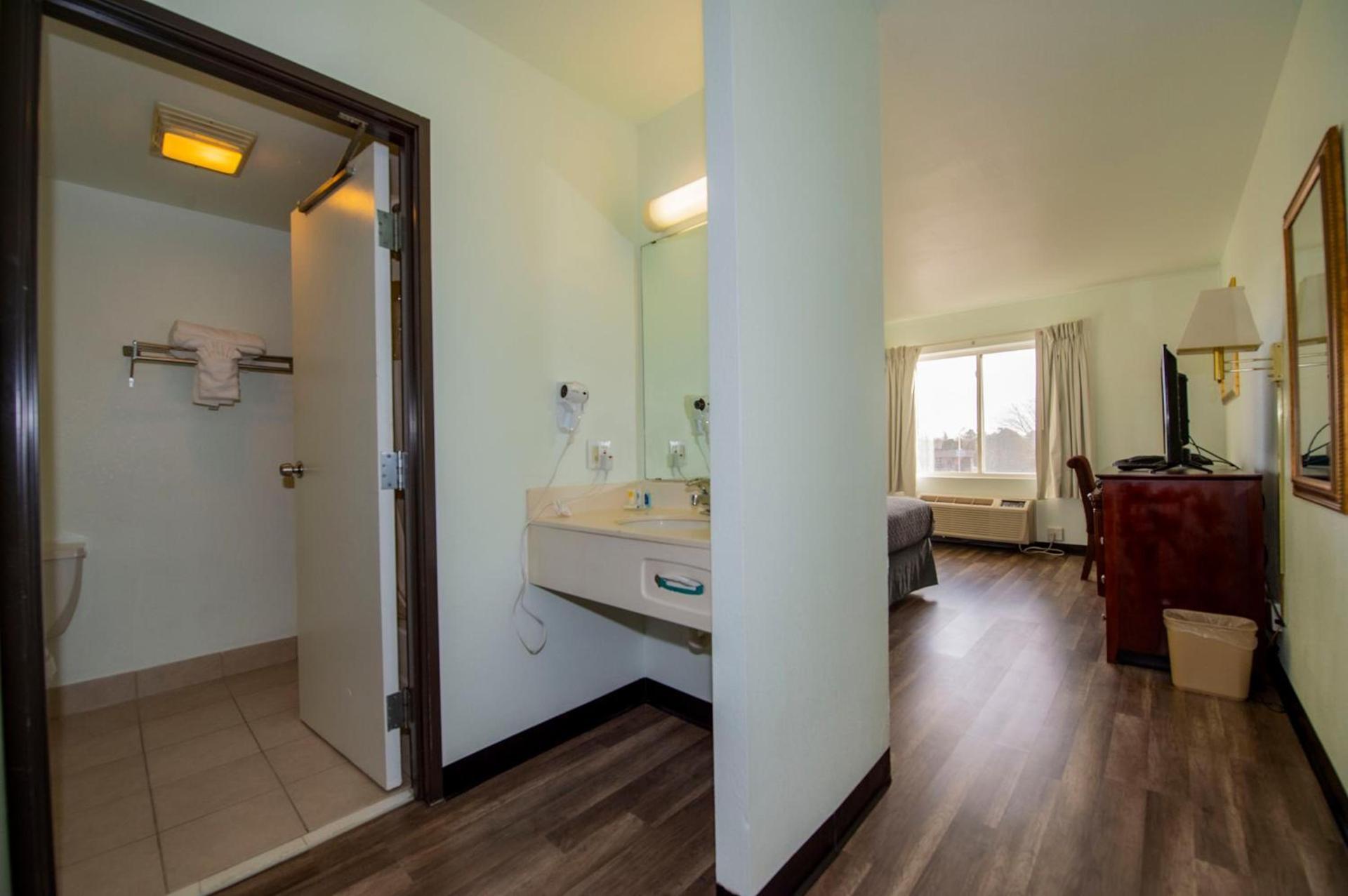 Rodeway Inn Central Colorado Springs photo 10