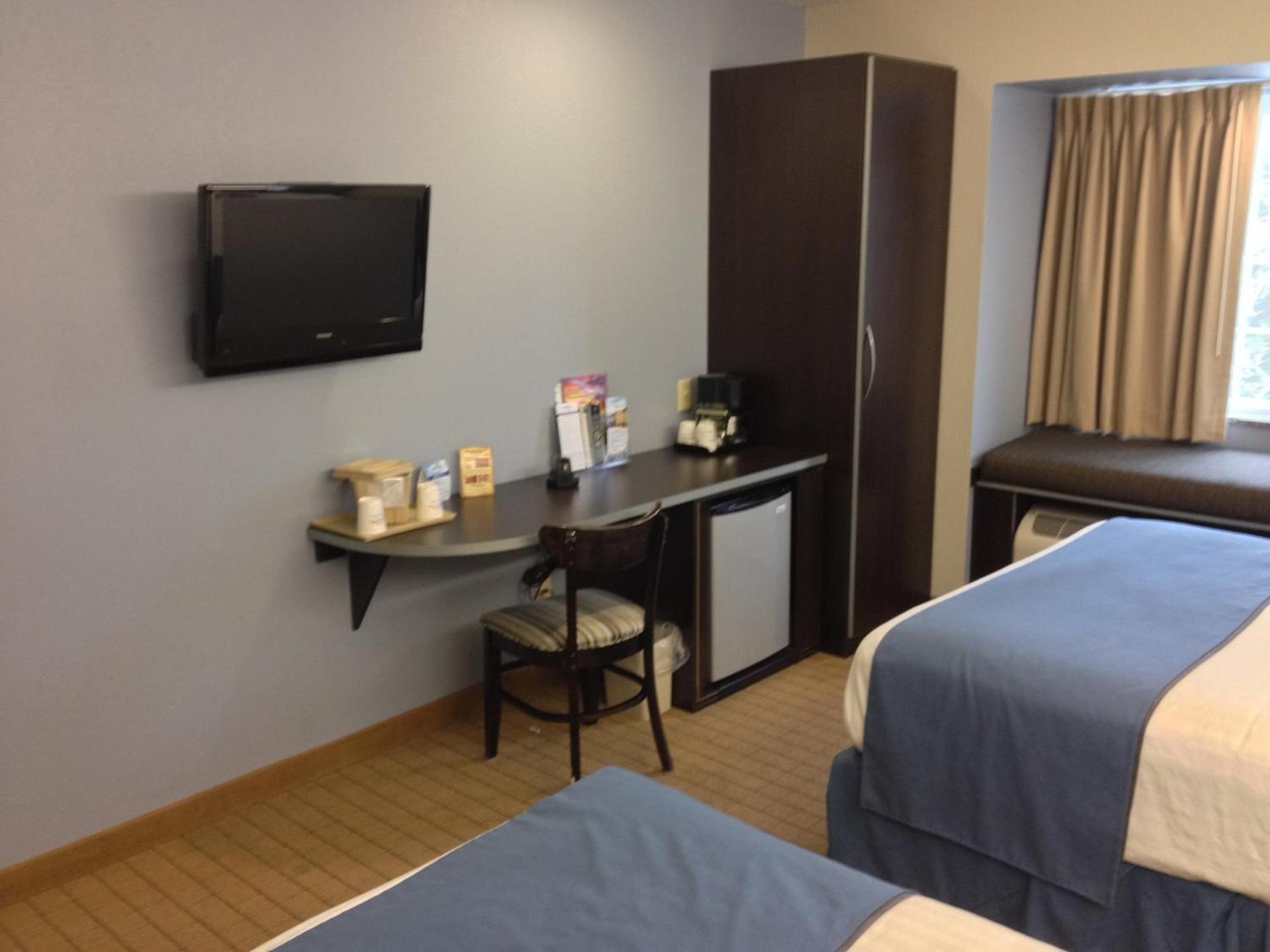 Microtel Inn & Suites Bath photo 26