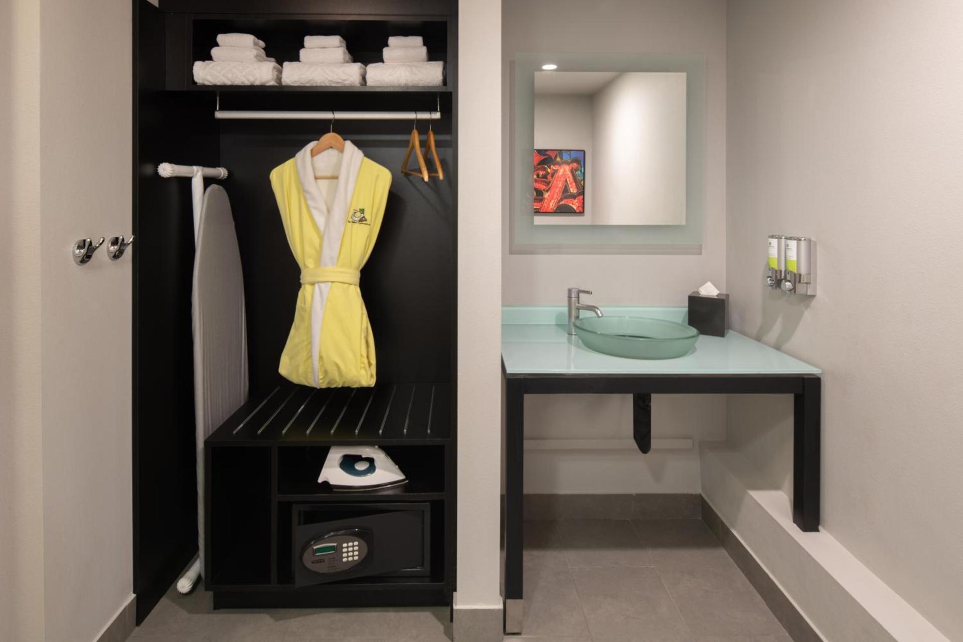 Staypineapple, Hotel FIVE, Downtown Seattle photo 10