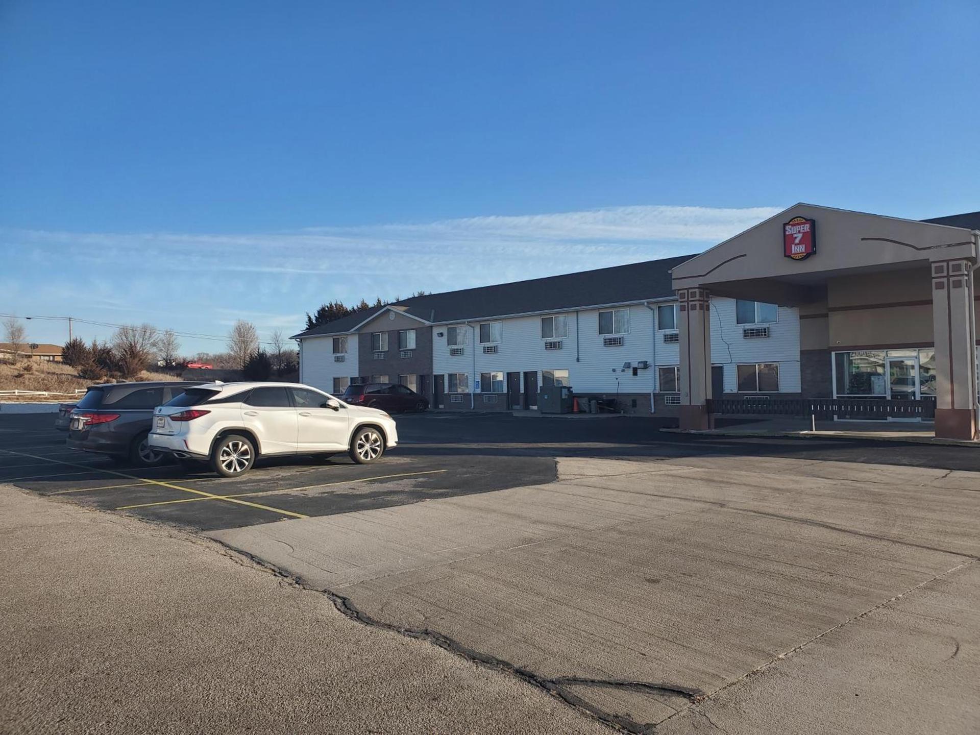 Super 7 Inn Tecumseh photo 12