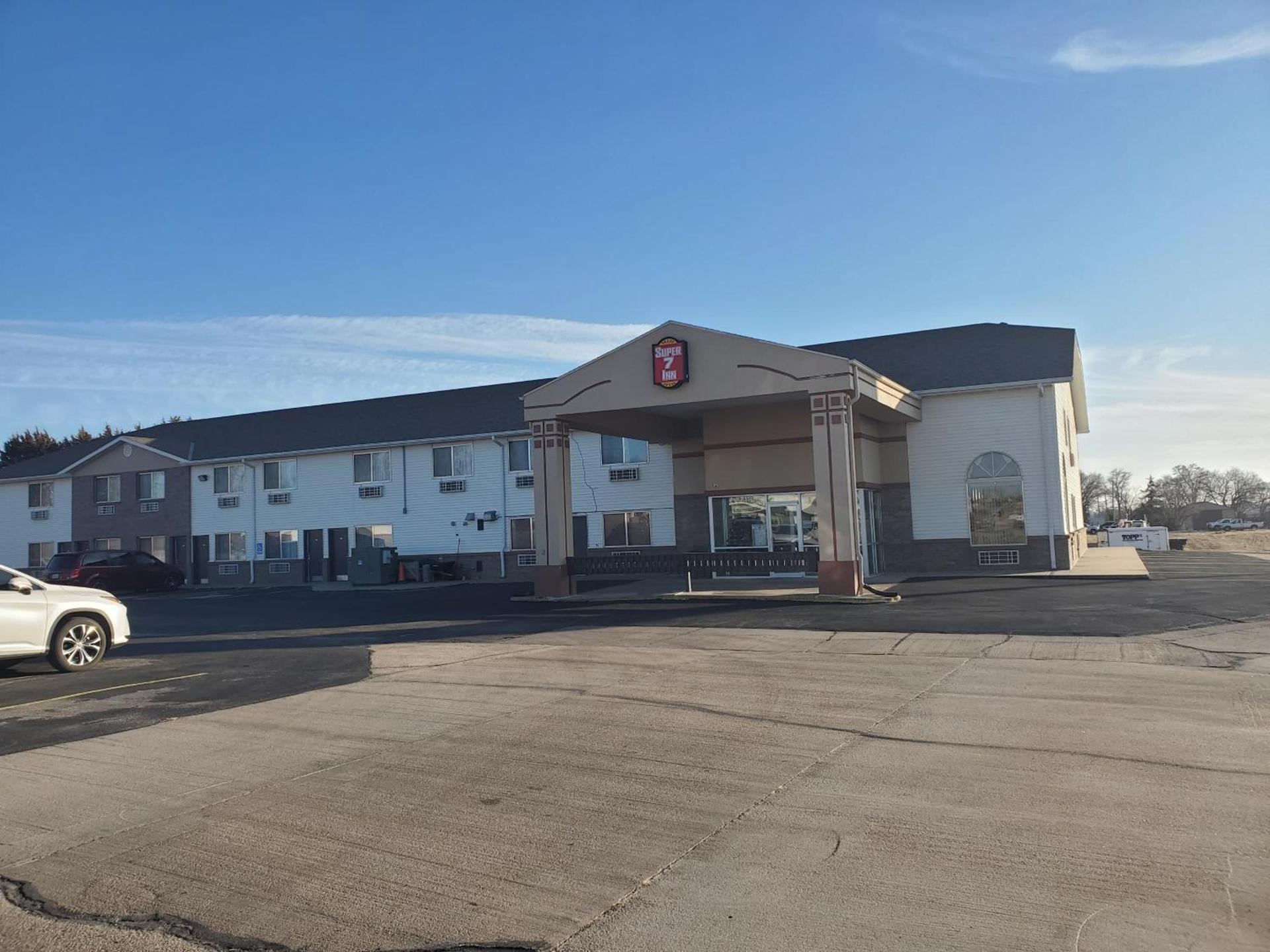 Super 7 Inn Tecumseh photo 11
