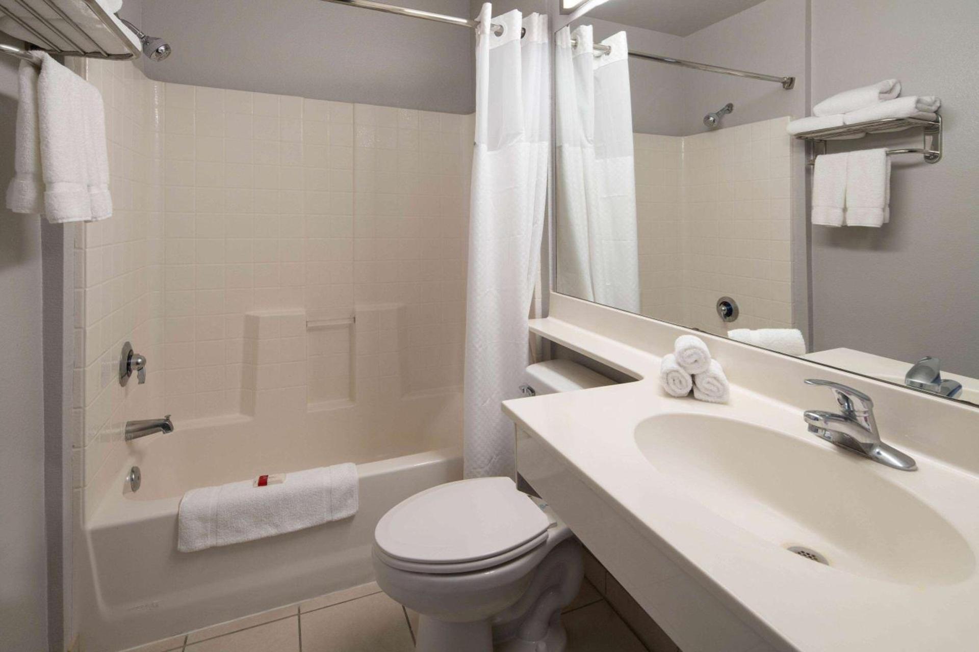 Baymont by Wyndham Las Vegas South Strip photo 45