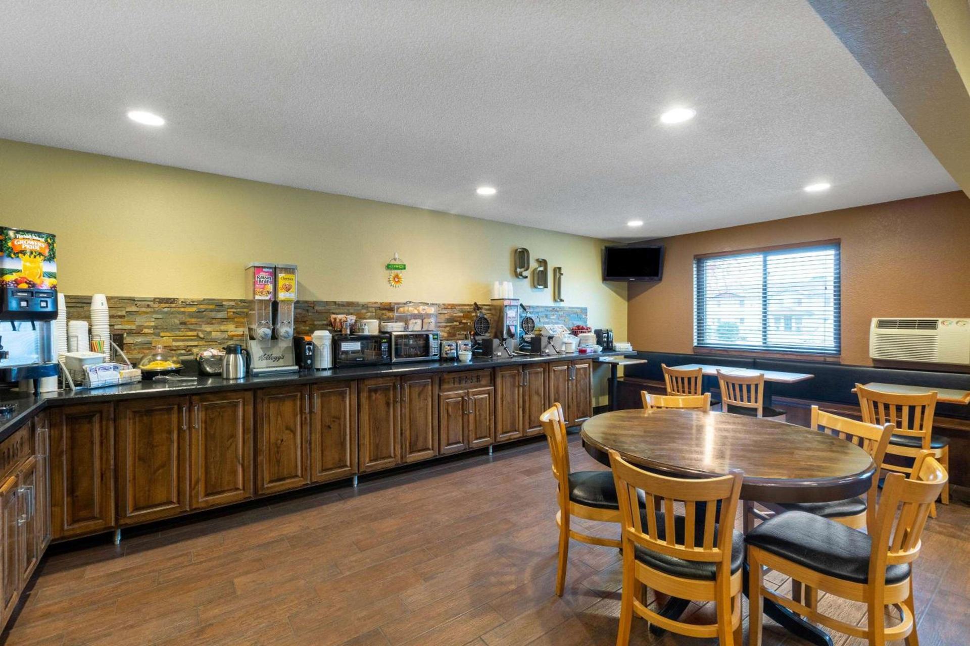 Super 8 by Wyndham Bemidji MN photo 11