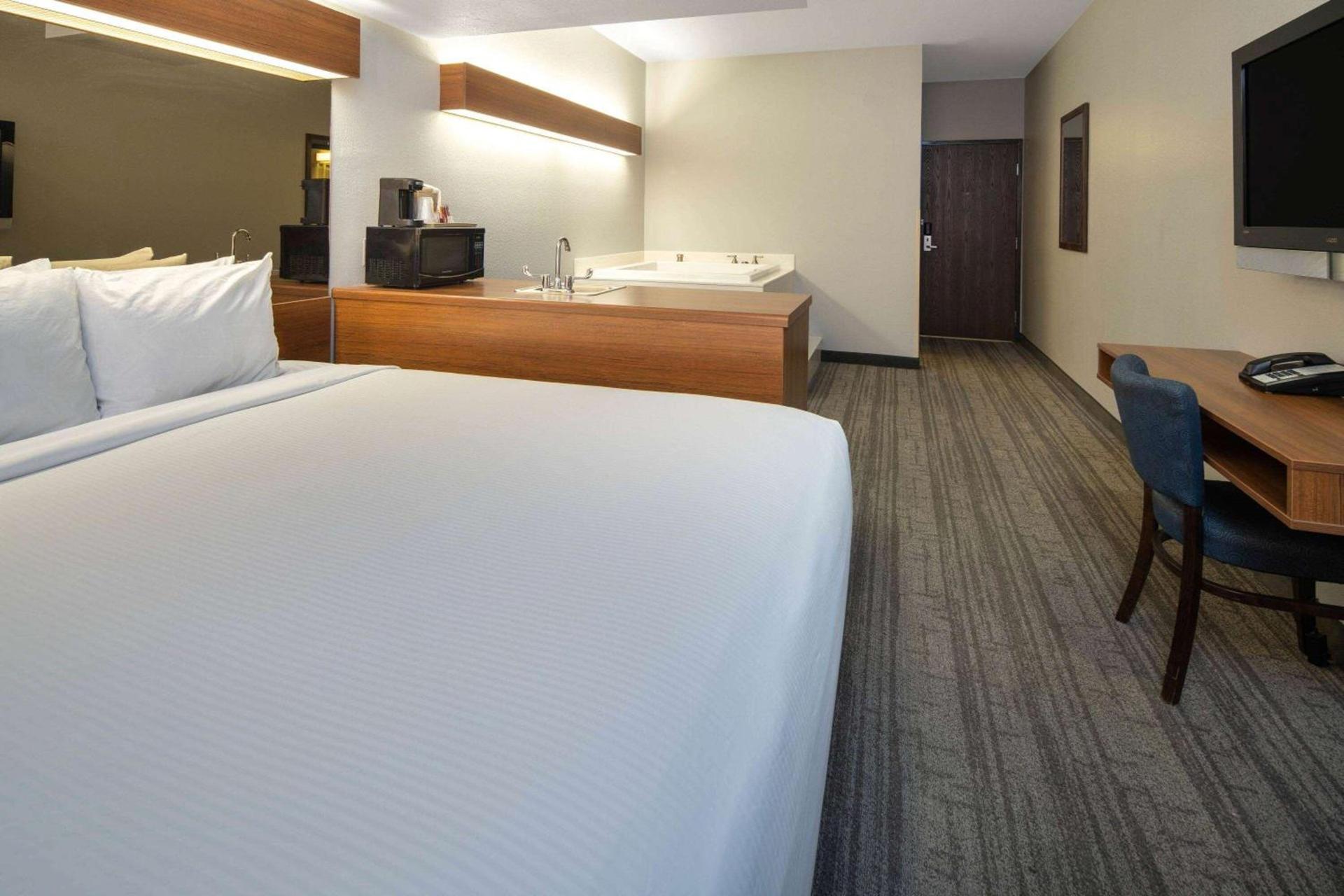 Baymont by Wyndham Las Vegas South Strip photo 36