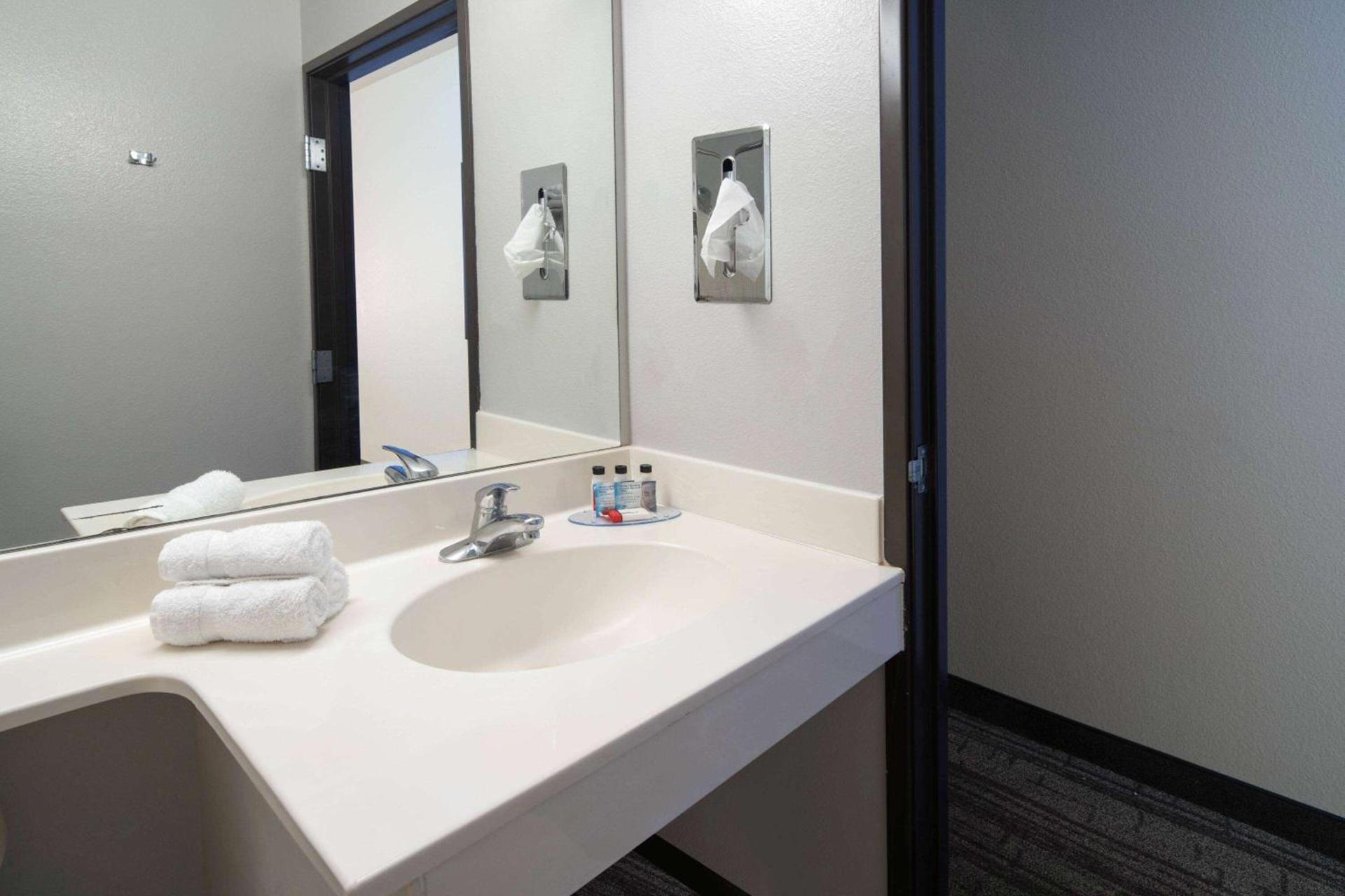 Baymont by Wyndham Las Vegas South Strip photo 26