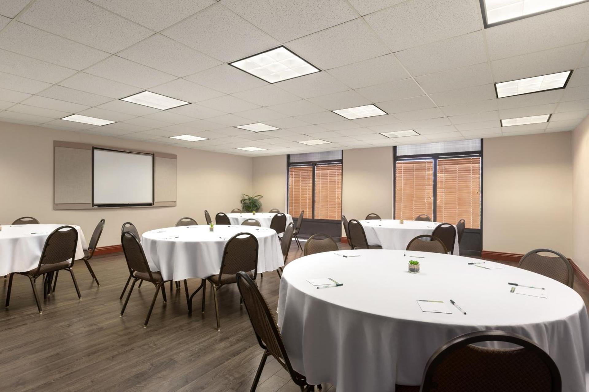 Wingate By Wyndham Montgomery photo 32