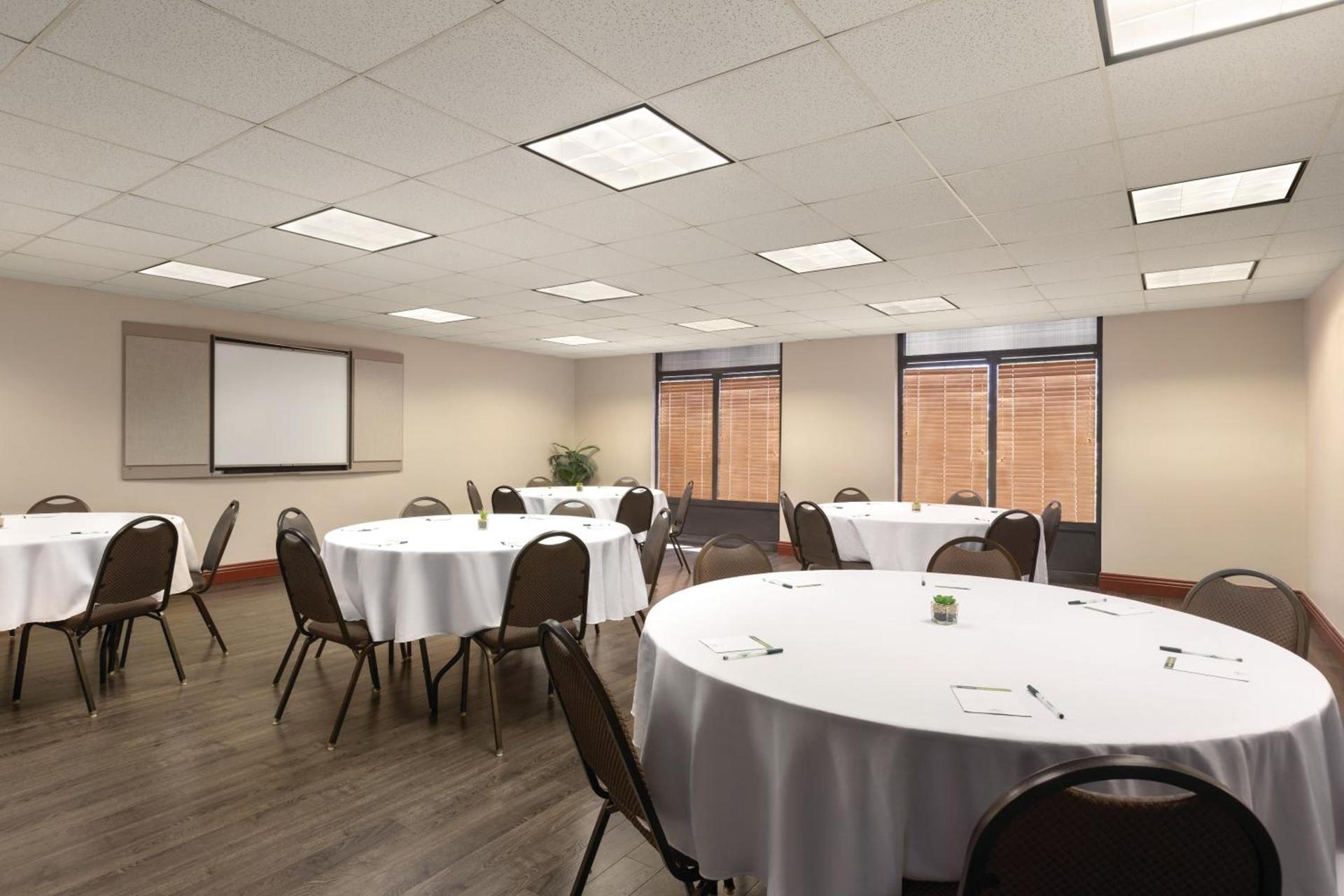 Wingate By Wyndham Montgomery photo 29