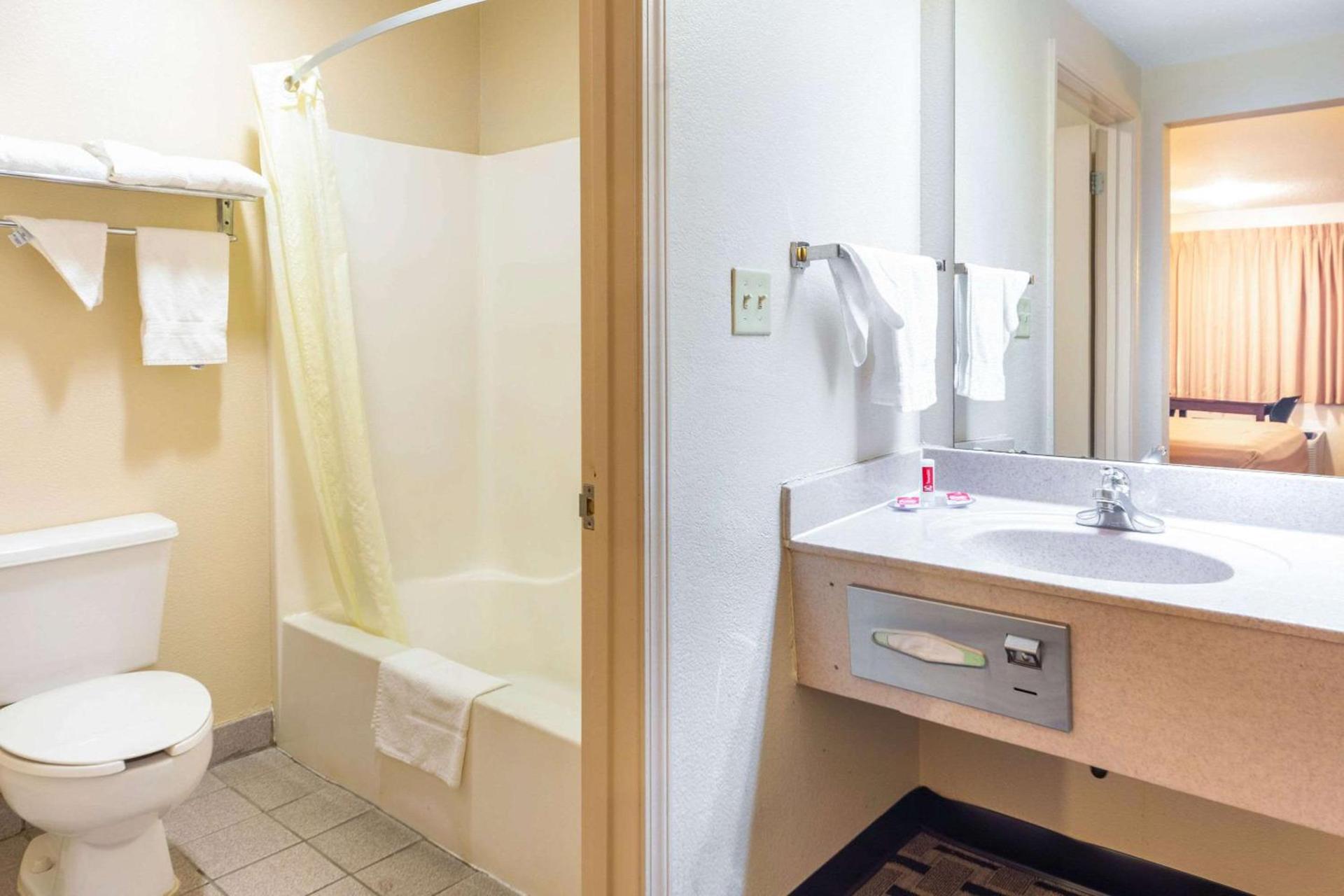 Econo Lodge Laurel photo 16