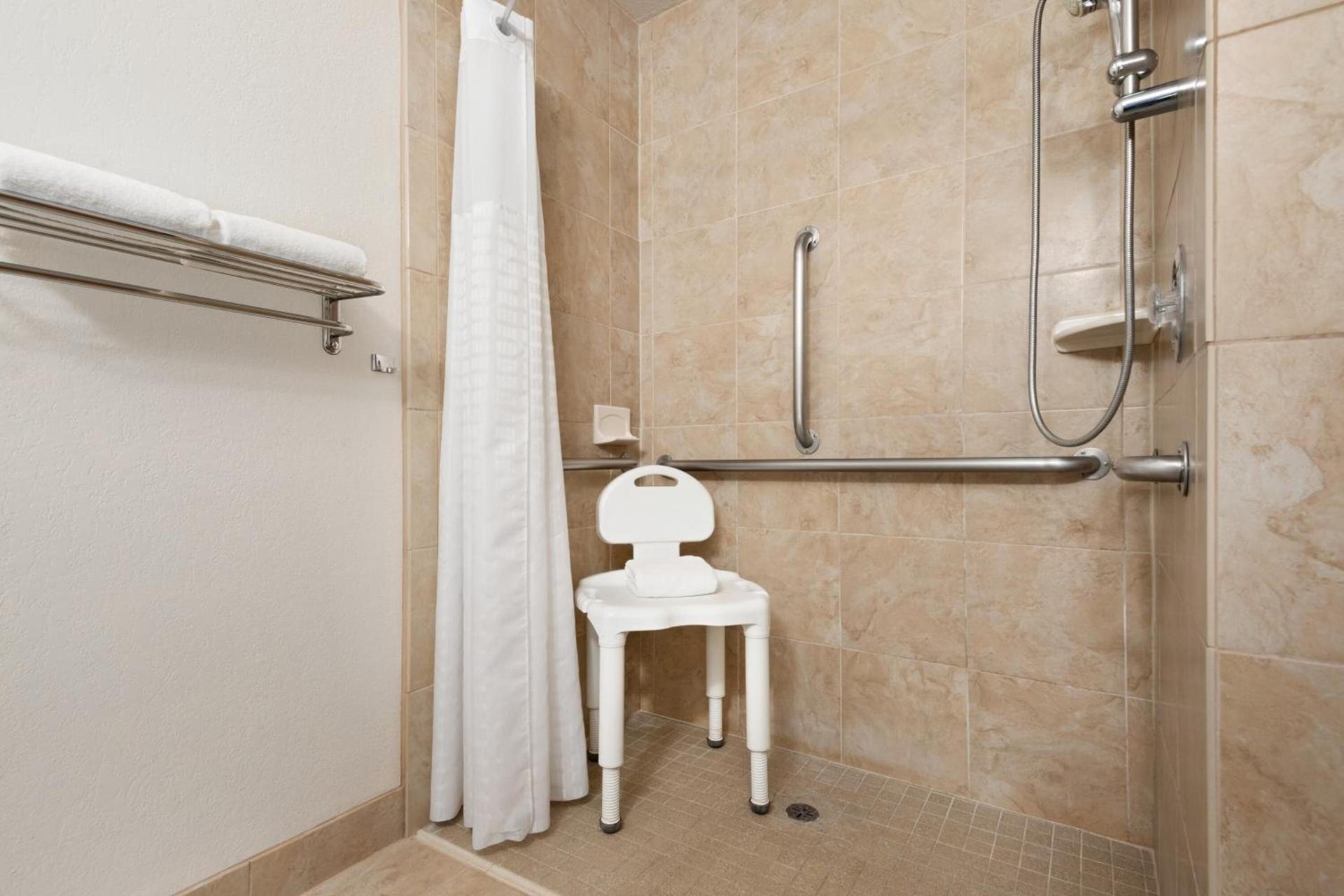 Super 8 by Wyndham Wausau photo 41
