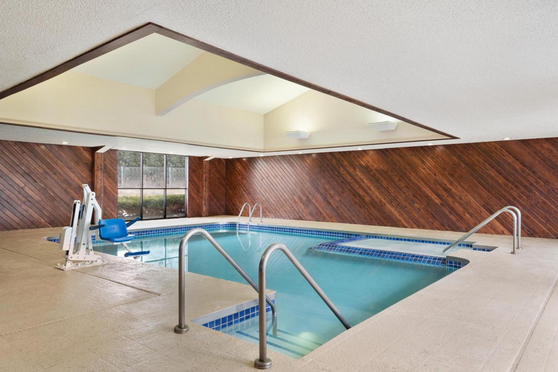 Super 8 by Wyndham Wausau photo 35