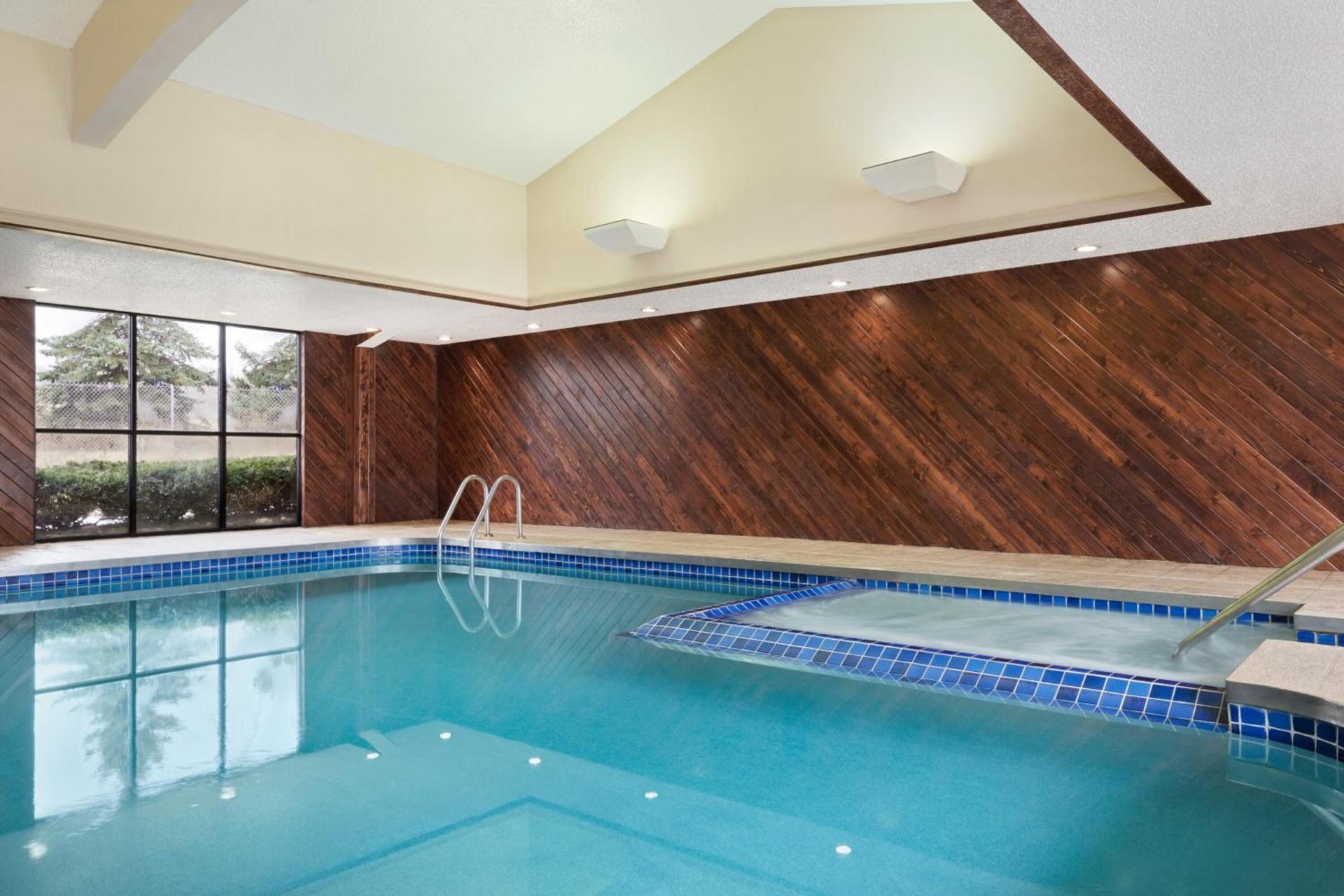 Super 8 by Wyndham Wausau photo 34