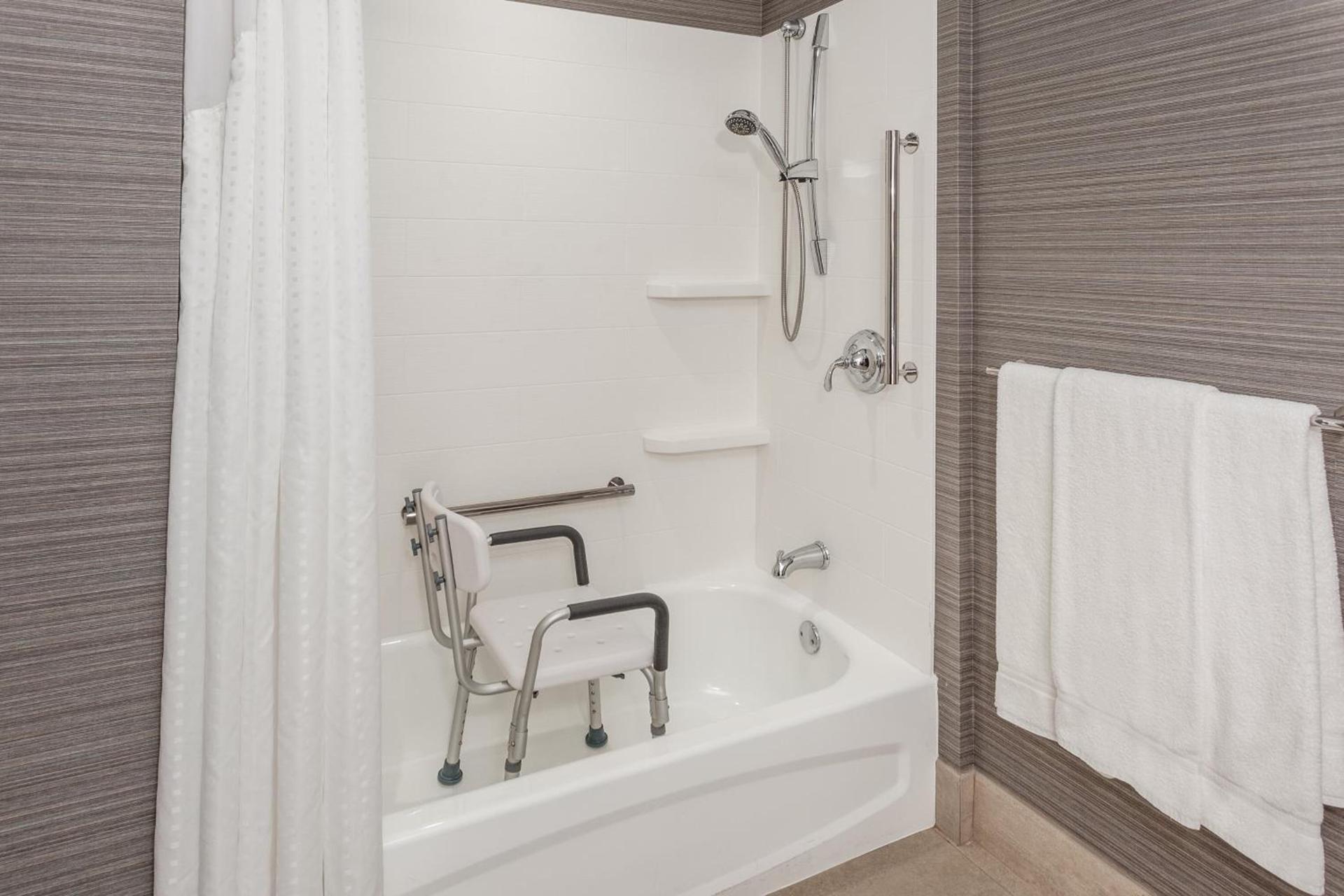 Holiday Inn Express & Suites Riverhead - Long Island by IHG photo 24