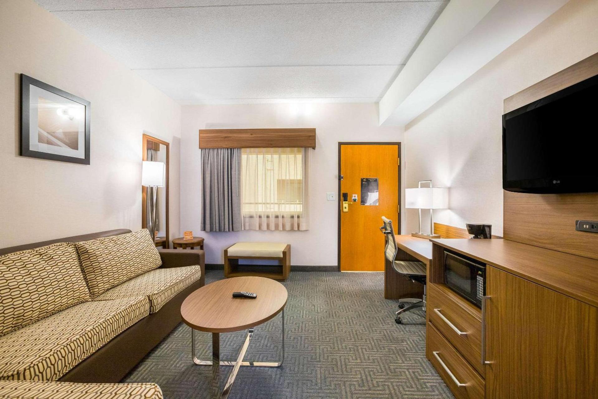 Quality Suites Lansing West photo 17