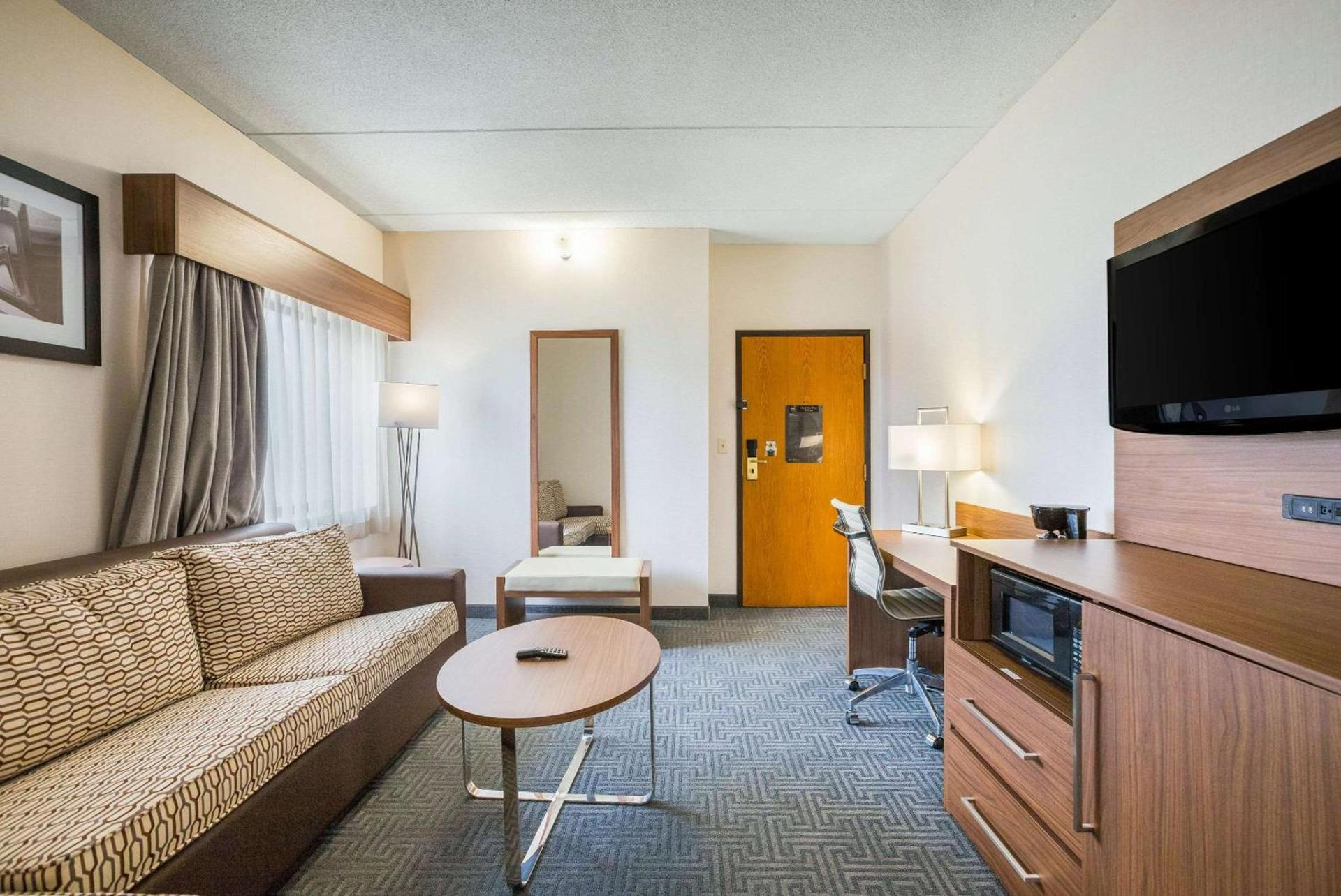 Quality Suites Lansing West photo 22
