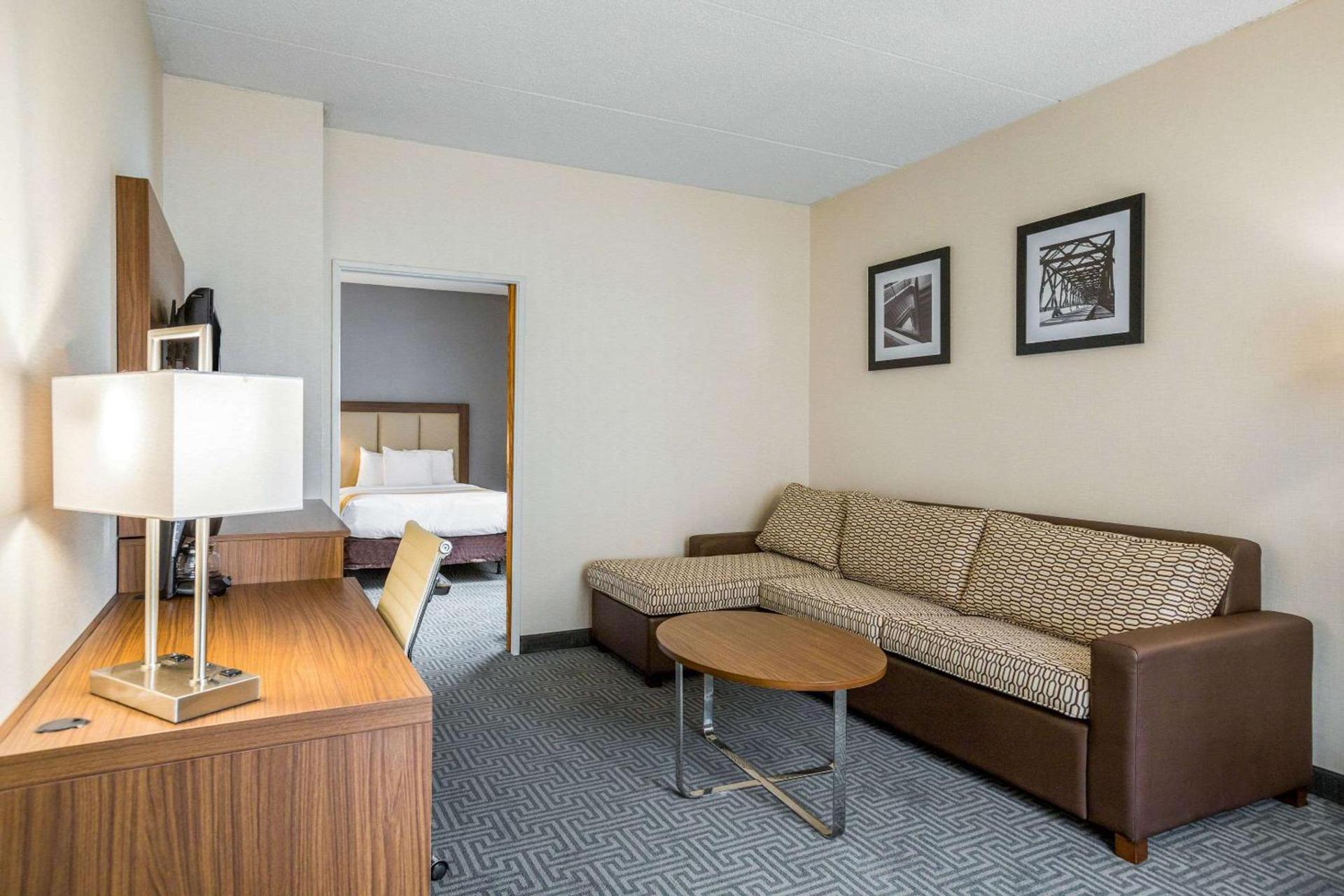 Quality Suites Lansing West photo 14