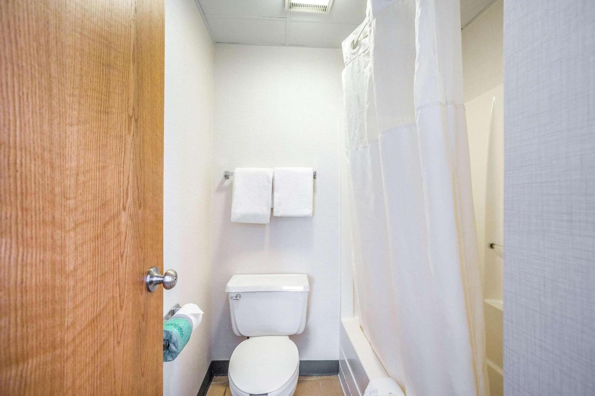 Quality Suites Lansing West photo 20
