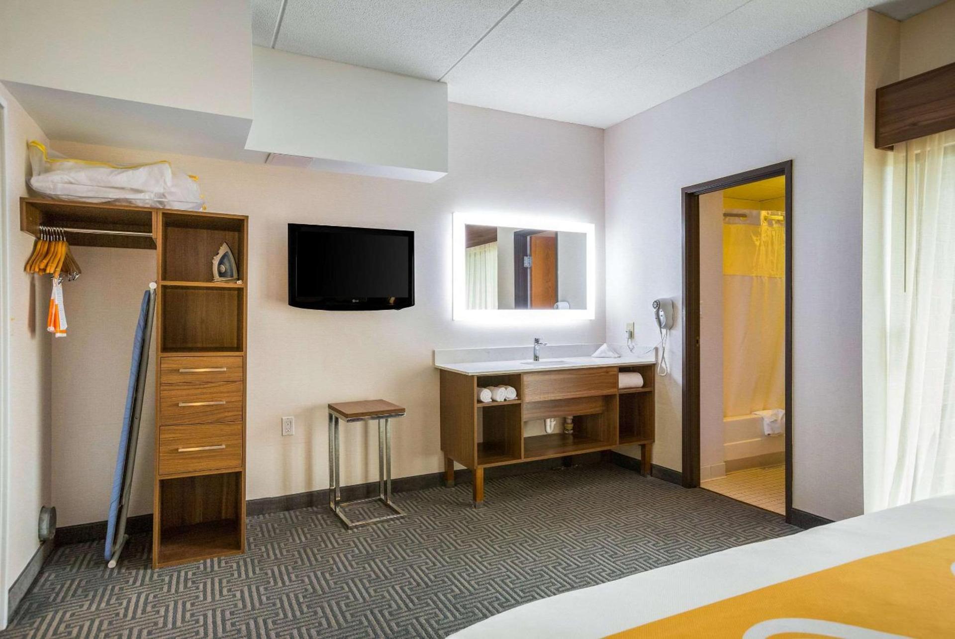 Quality Suites Lansing West photo 23