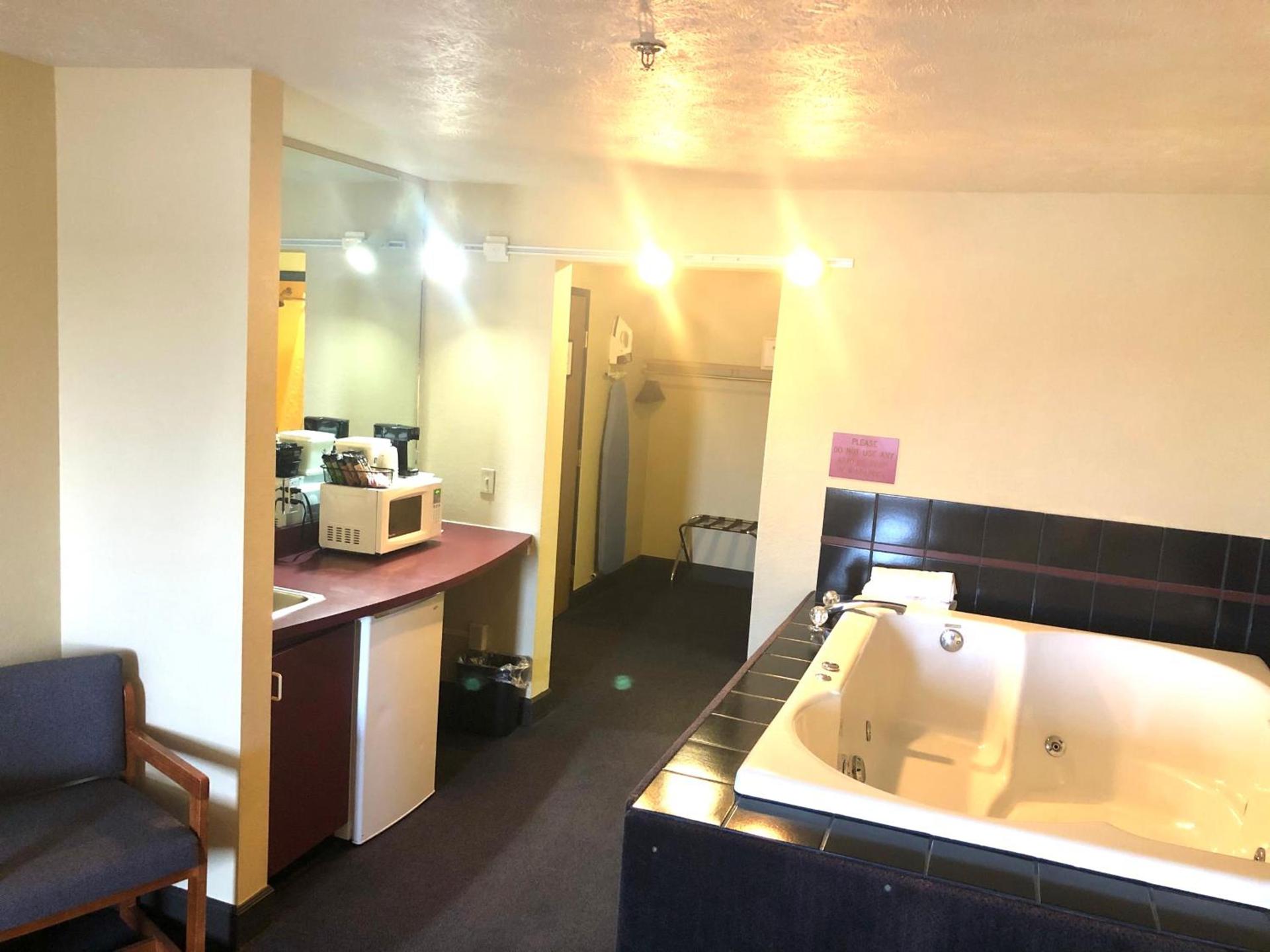 Travelodge by Wyndham Grand Island photo 15