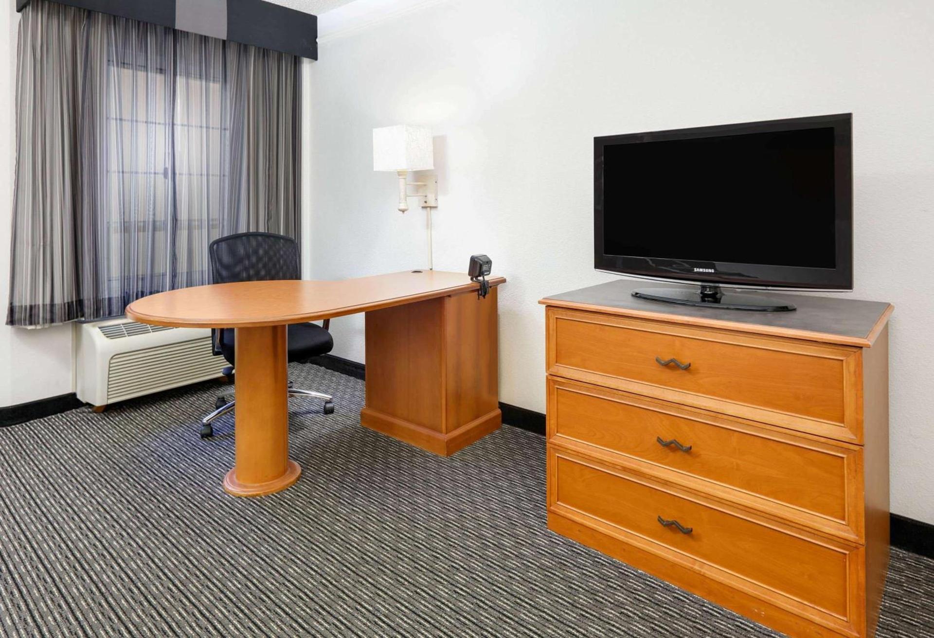 La Quinta by Wyndham Dallas - Addison Galleria photo 35