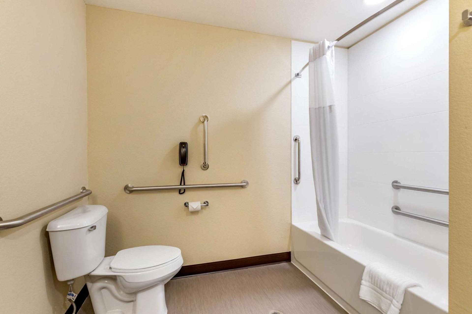 Comfort Inn & Suites West Des Moines photo 18