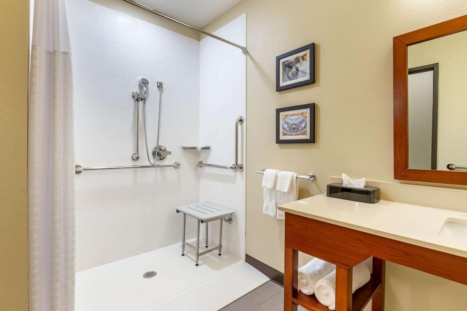Comfort Inn & Suites West Des Moines photo 9
