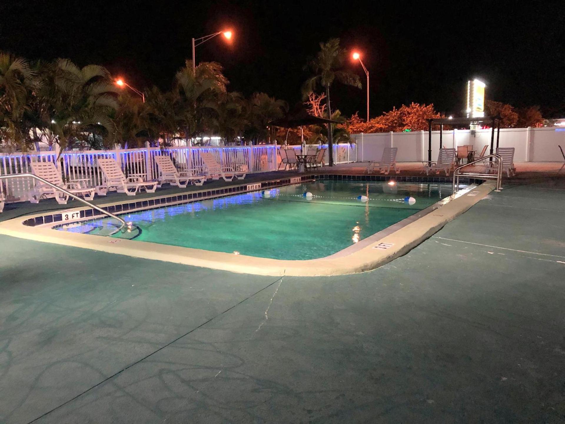 Sunshine Inn & Suites Venice, Florida photo 5