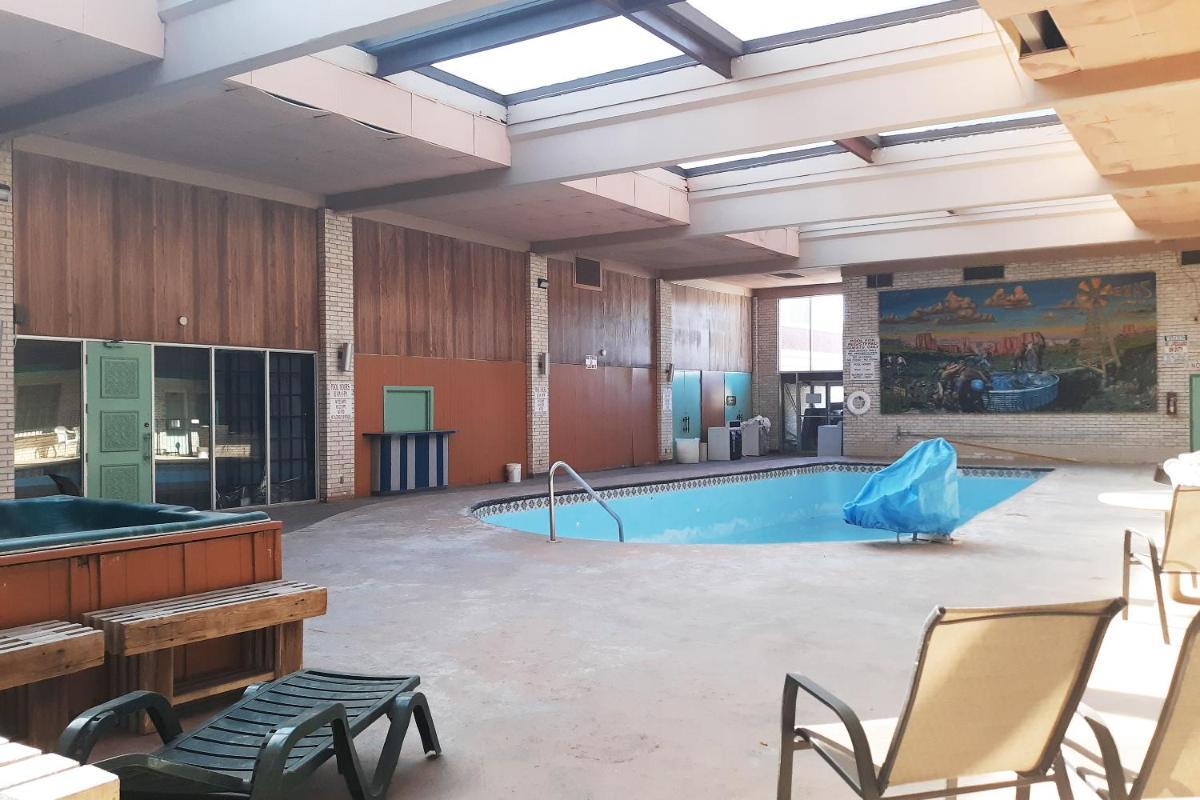 Rest Inn - Extended Stay, I-40 Airport, Wedding & Event Center photo 33