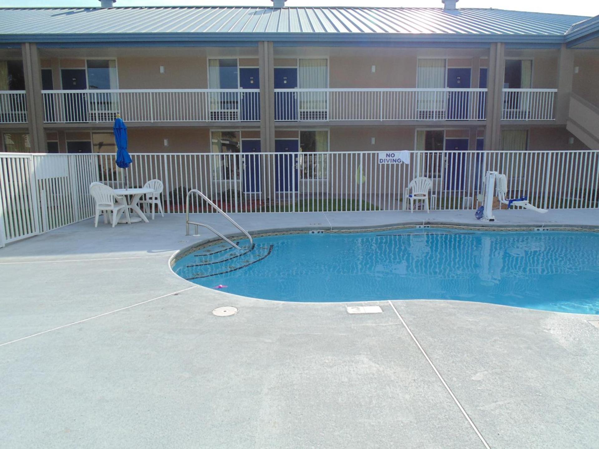 Days Inn by Wyndham Adel I-75 photo 5