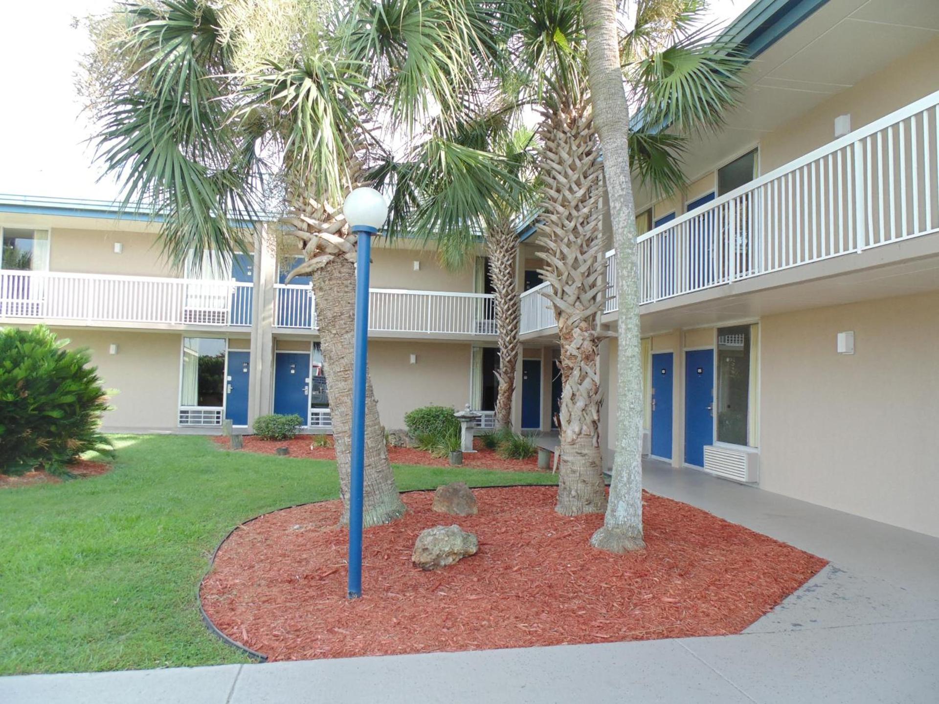Days Inn by Wyndham Adel I-75 photo 4