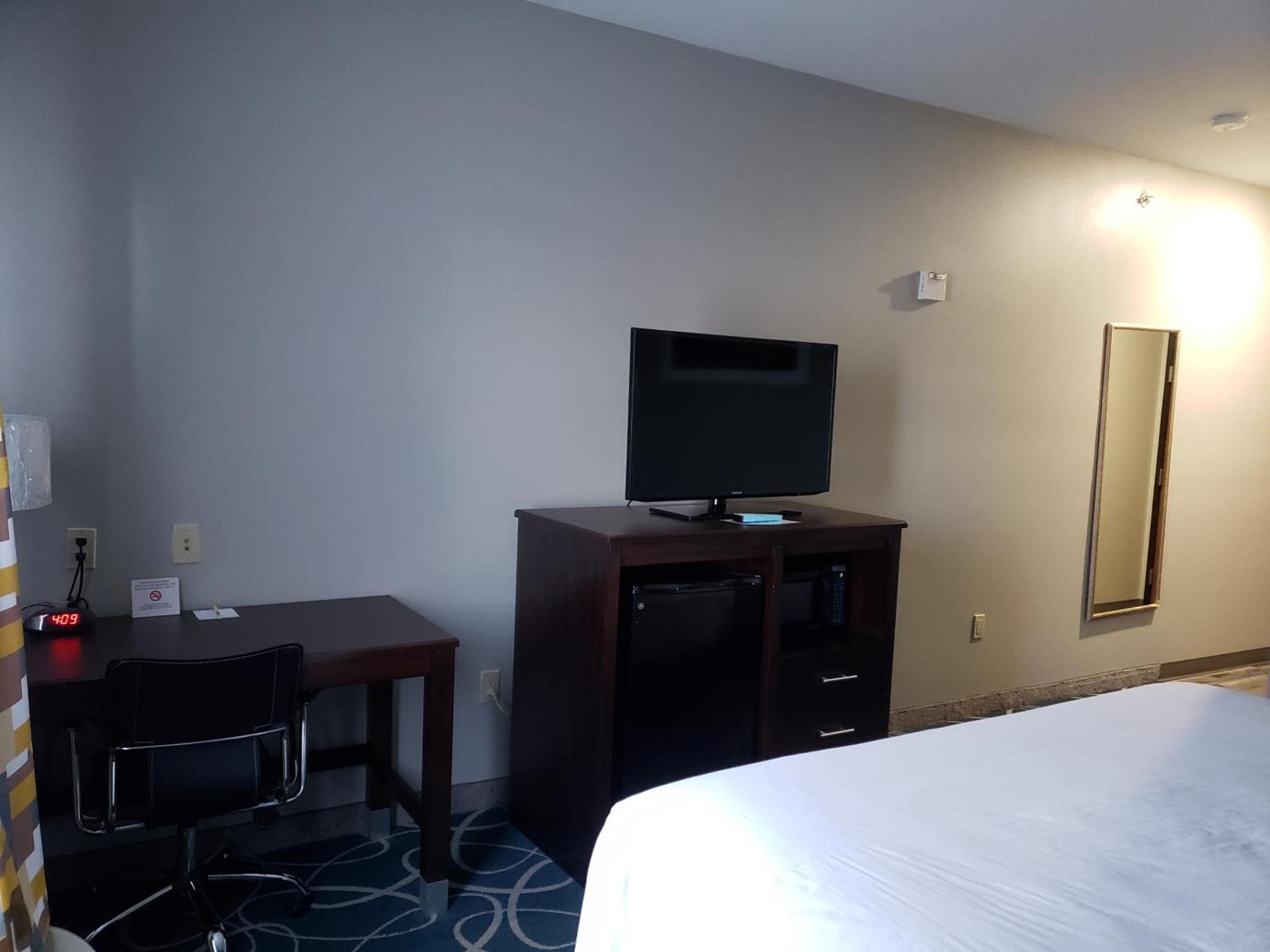 Days Inn & Suites by Wyndham Cleburne TX photo 34