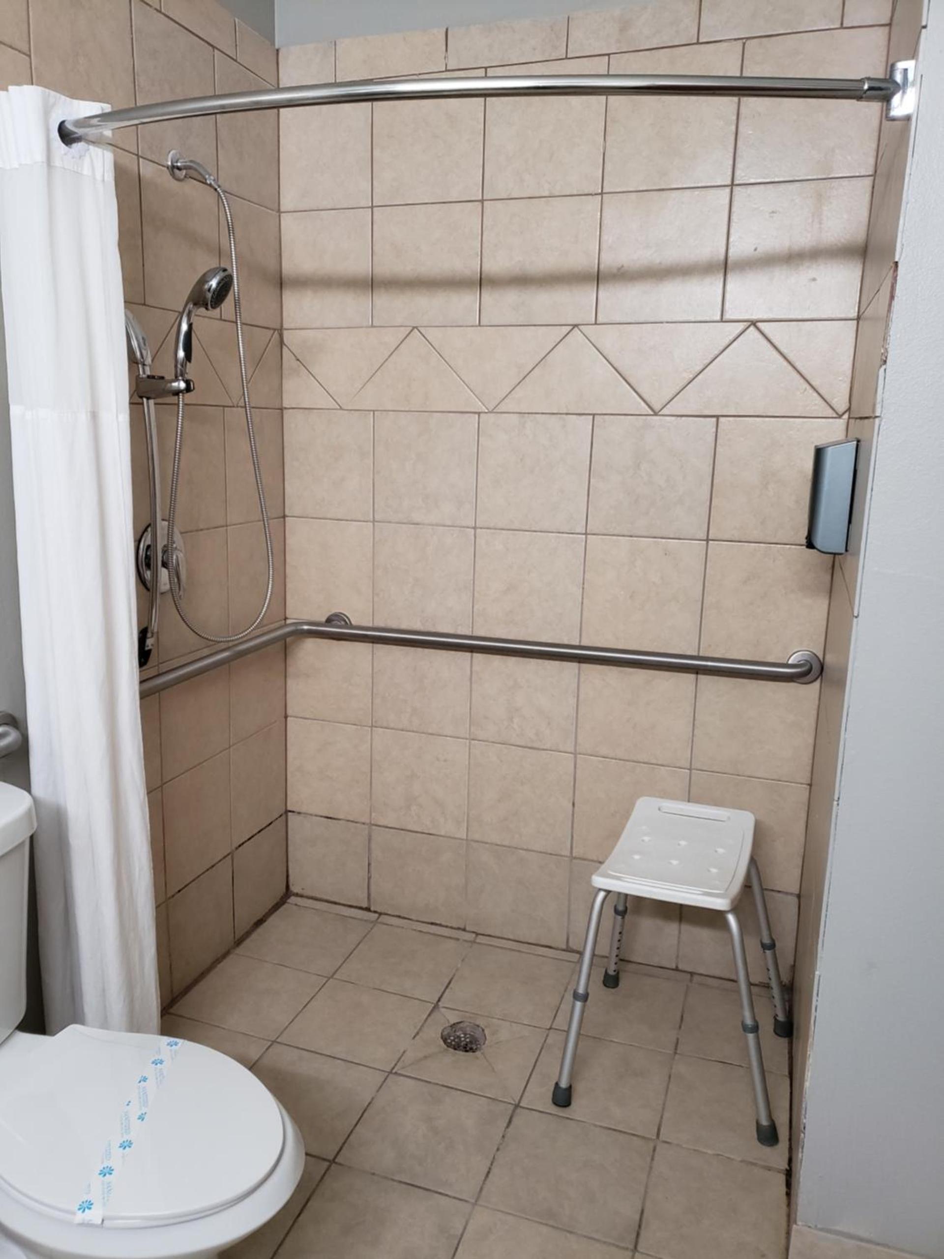 Days Inn & Suites by Wyndham Cleburne TX photo 33
