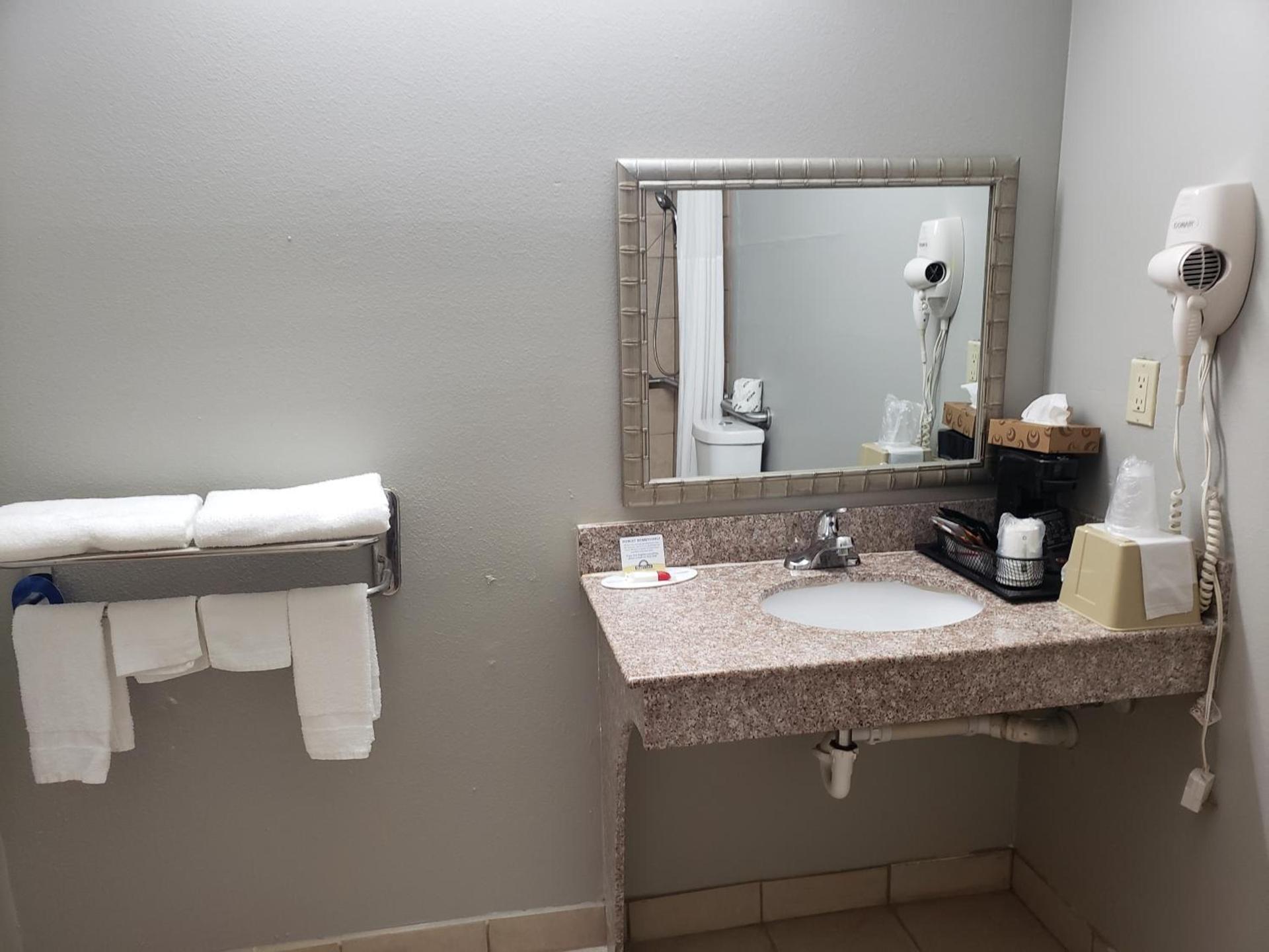 Days Inn & Suites by Wyndham Cleburne TX photo 32