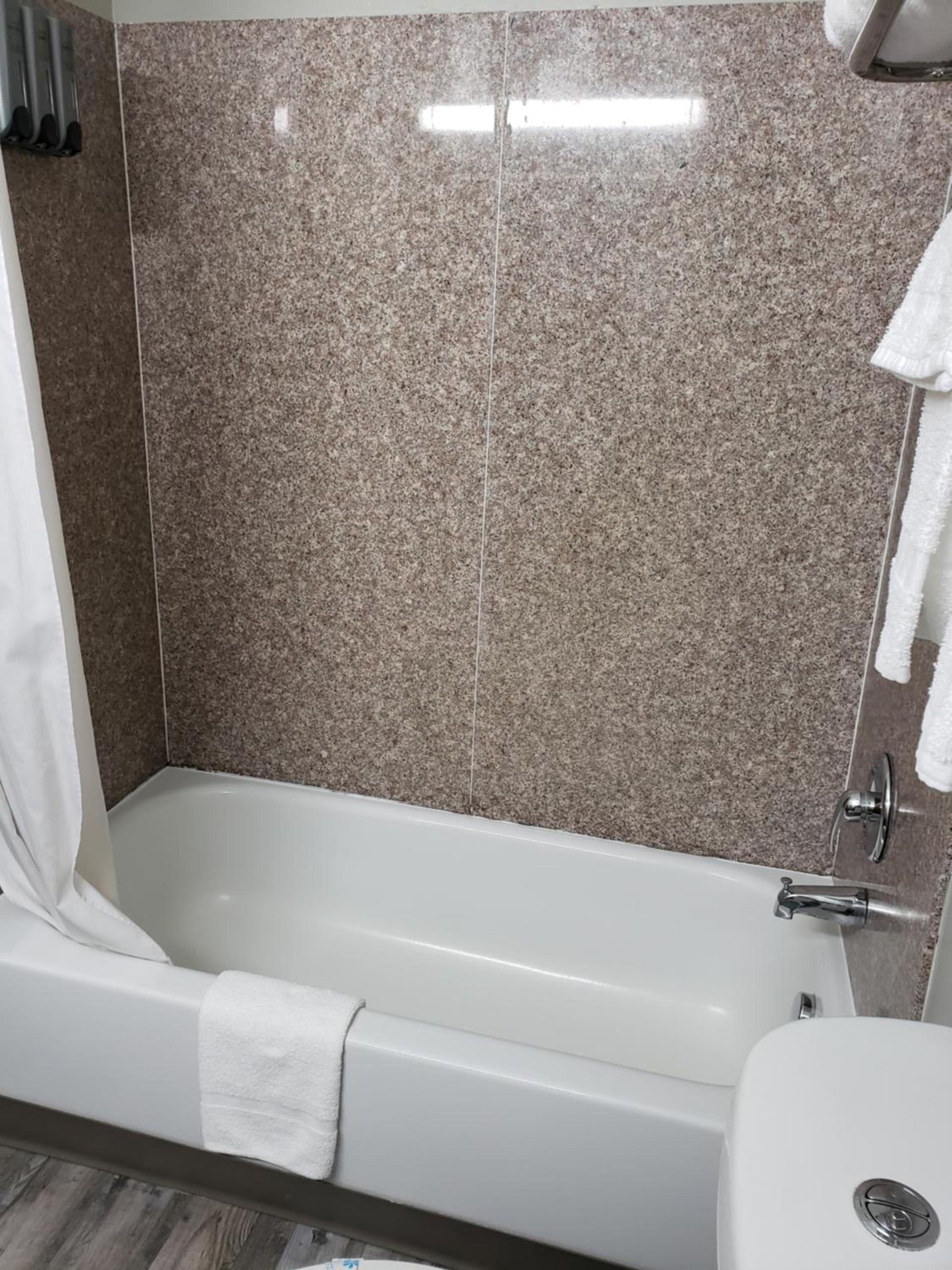 Days Inn & Suites by Wyndham Cleburne TX photo 28