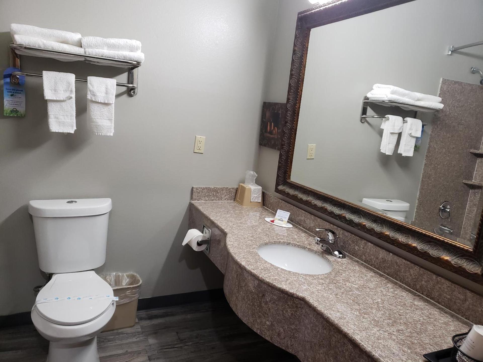 Days Inn & Suites by Wyndham Cleburne TX photo 23