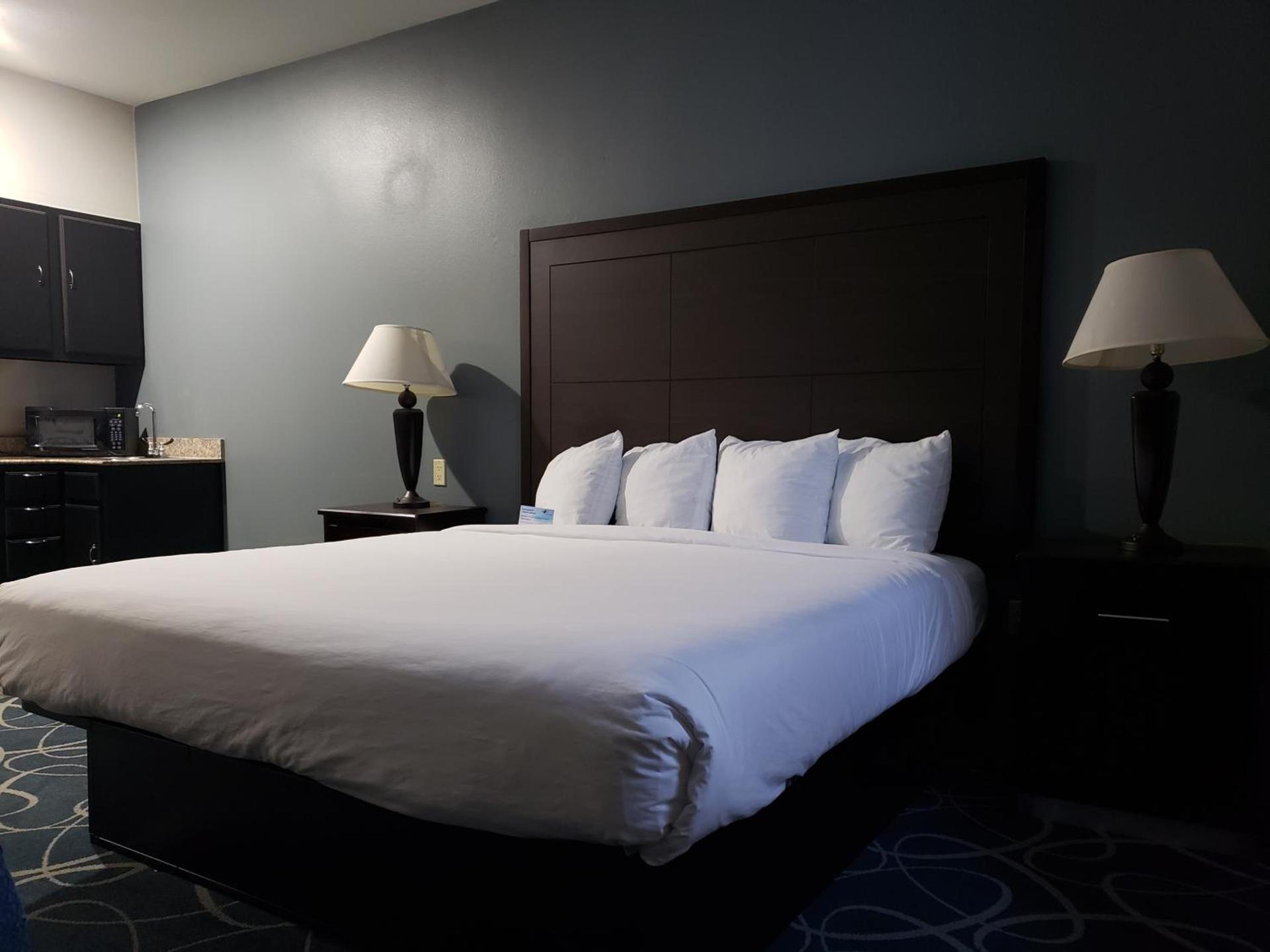 Days Inn & Suites by Wyndham Cleburne TX photo 20