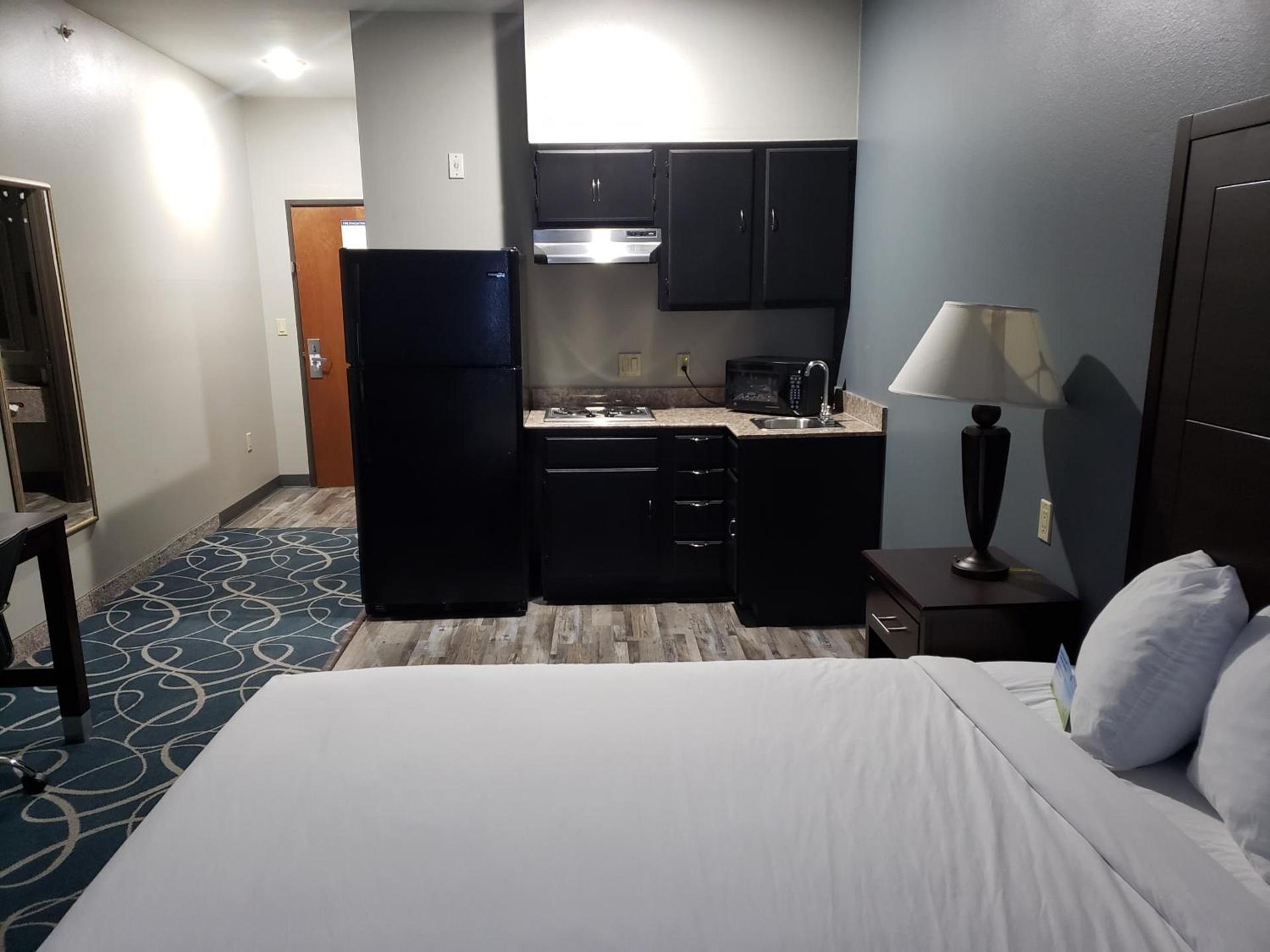 Days Inn & Suites by Wyndham Cleburne TX photo 19