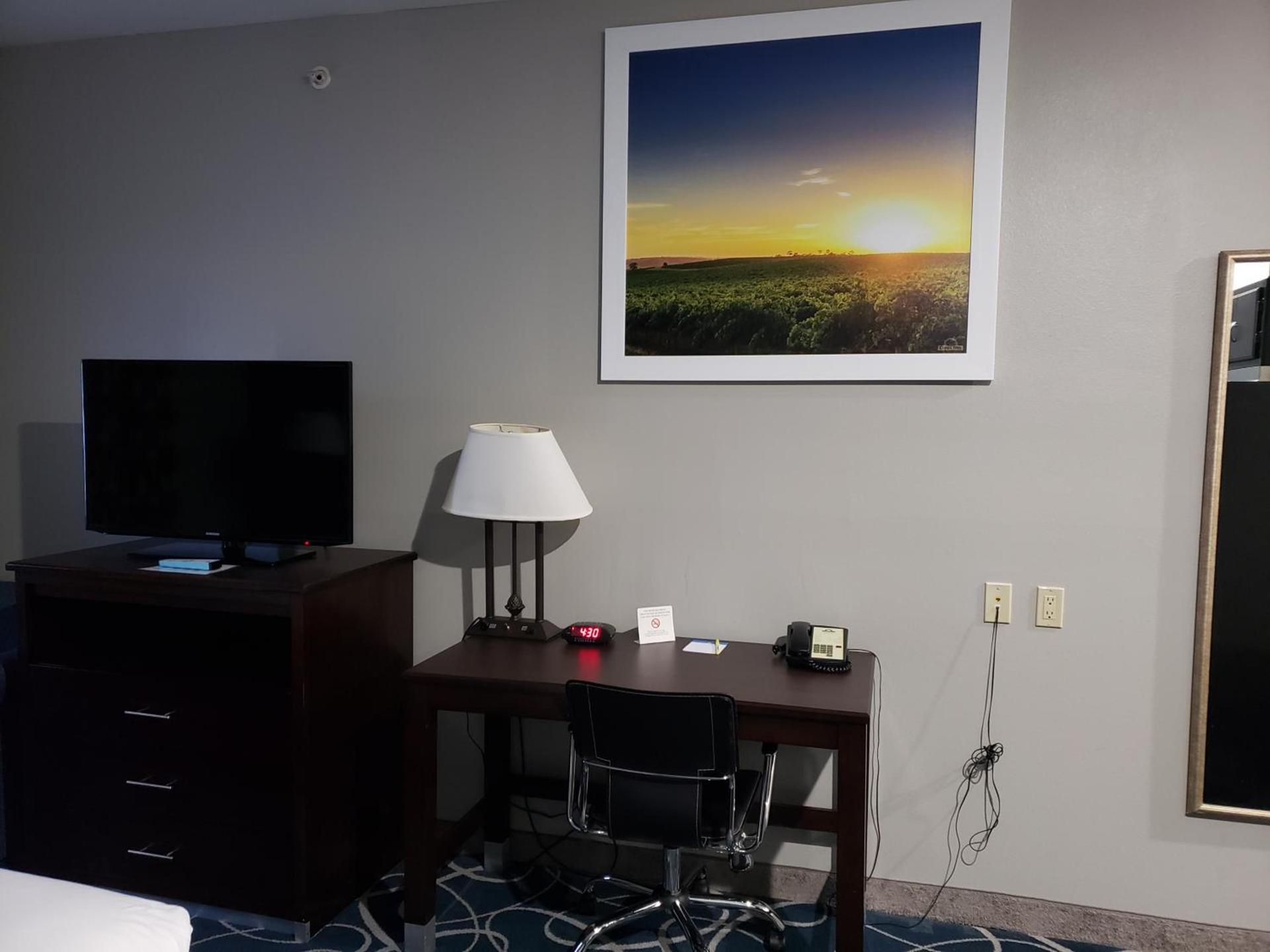 Days Inn & Suites by Wyndham Cleburne TX photo 18
