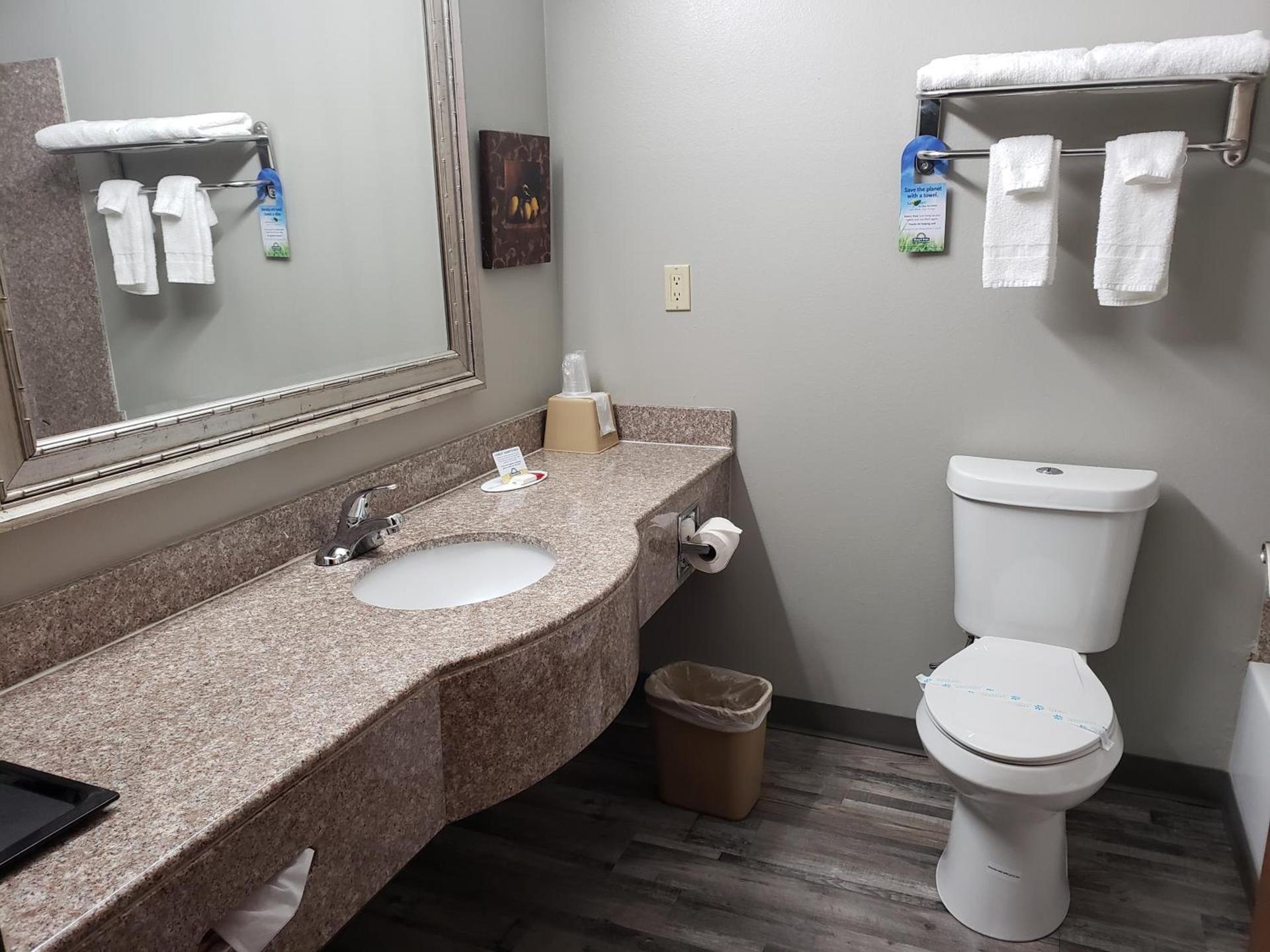 Days Inn & Suites by Wyndham Cleburne TX photo 17