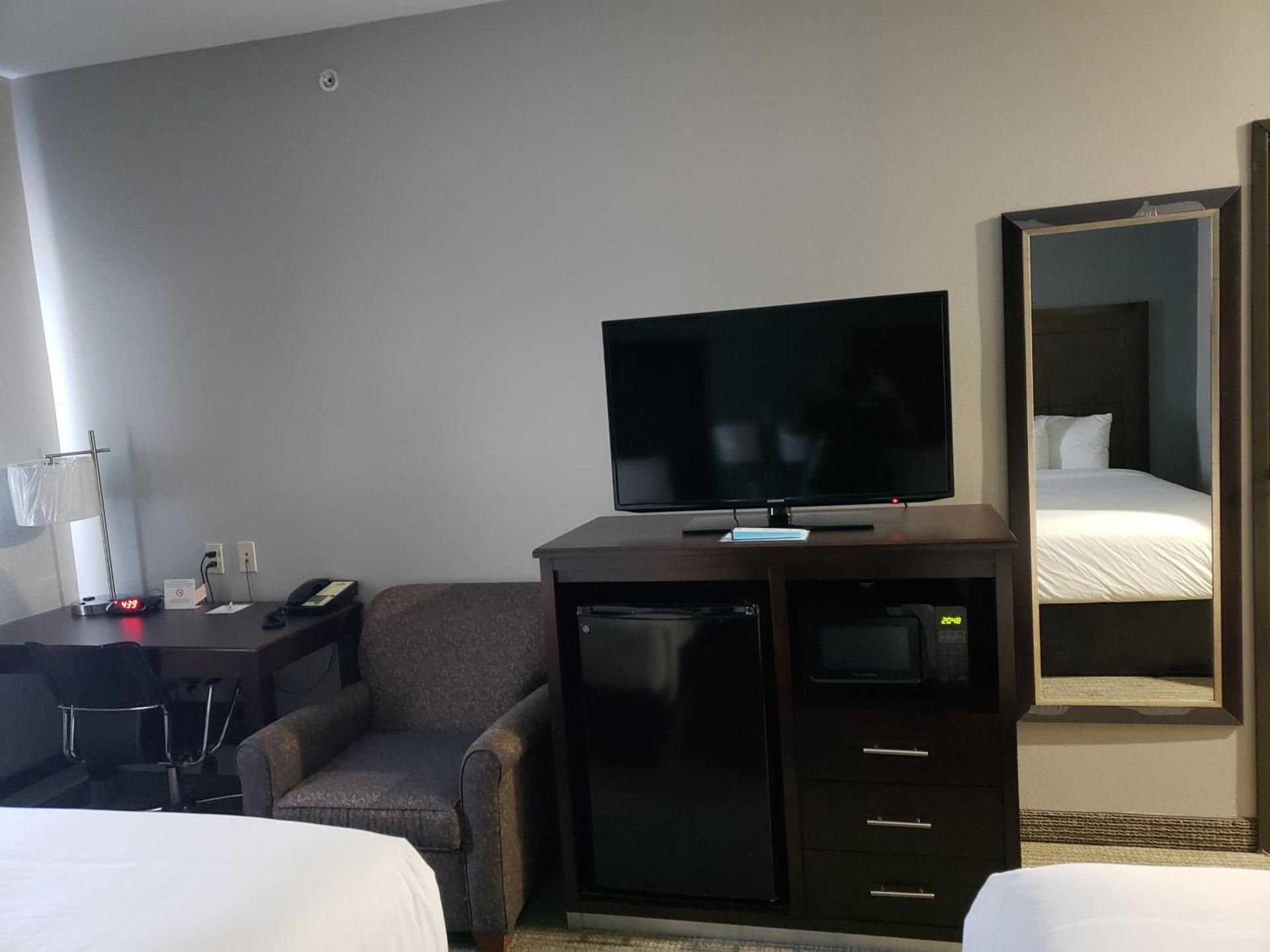 Days Inn & Suites by Wyndham Cleburne TX photo 16