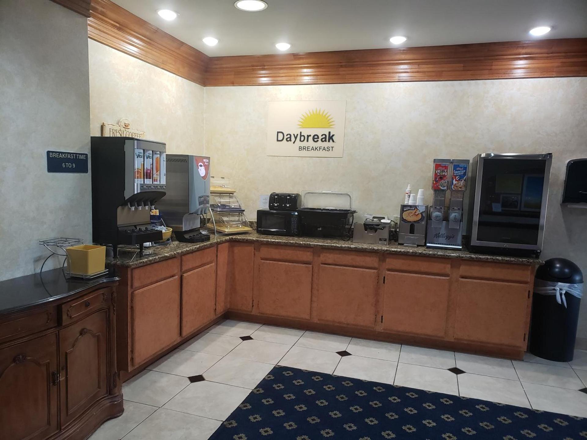 Days Inn & Suites by Wyndham Cleburne TX photo 14