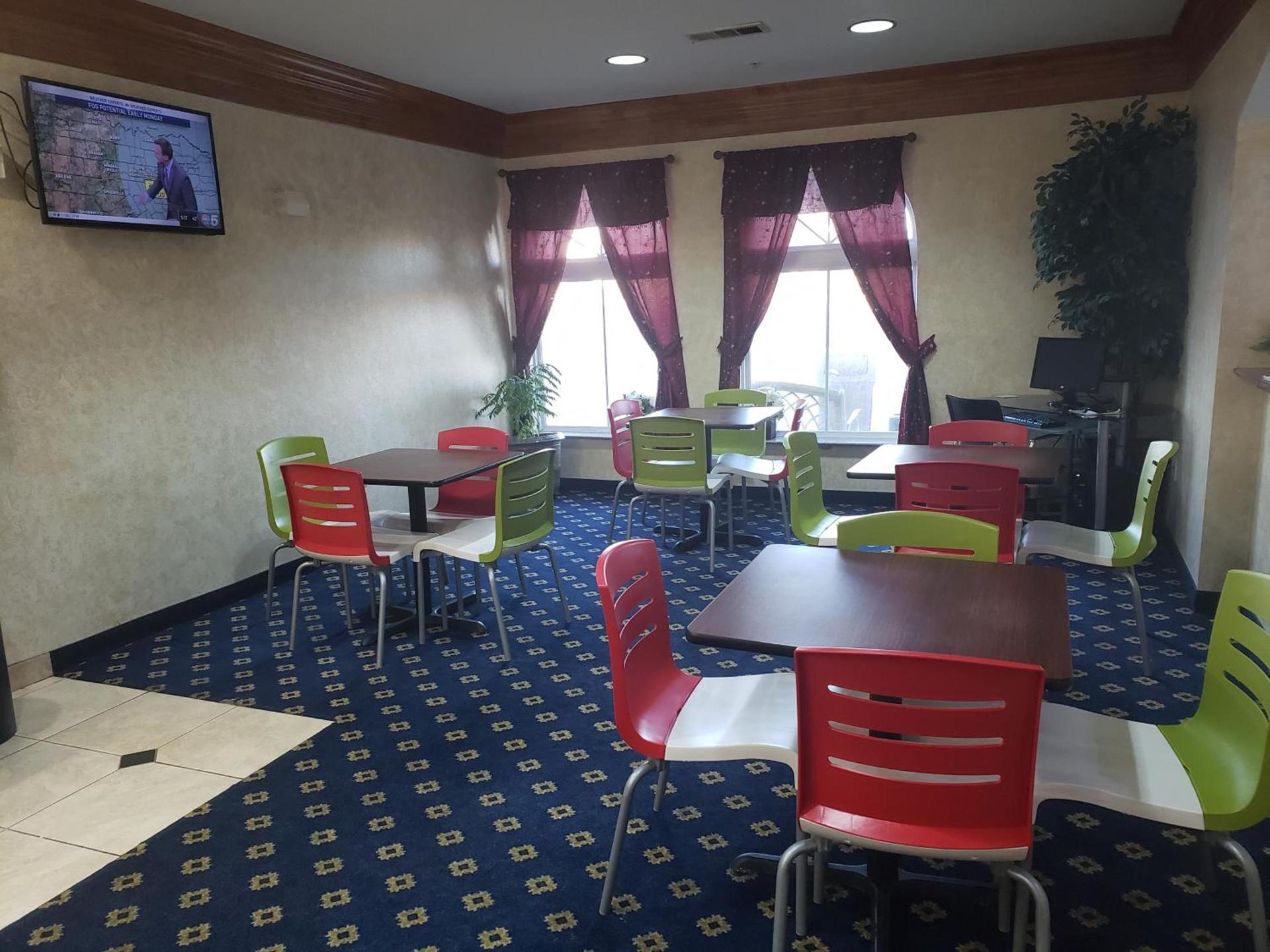 Days Inn & Suites by Wyndham Cleburne TX photo 13
