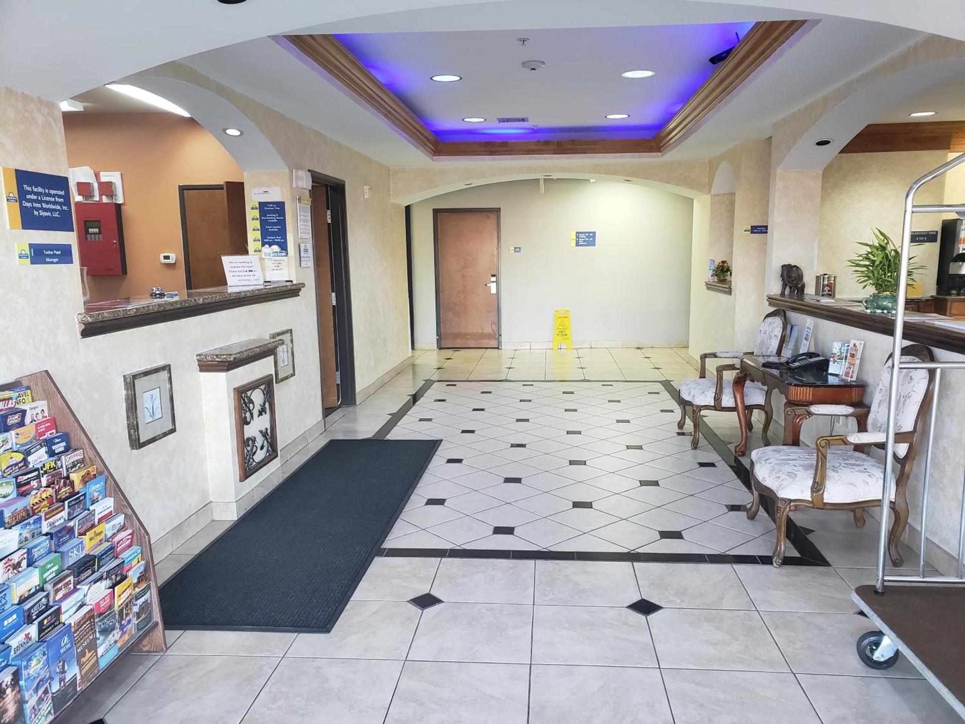 Days Inn & Suites by Wyndham Cleburne TX photo 12