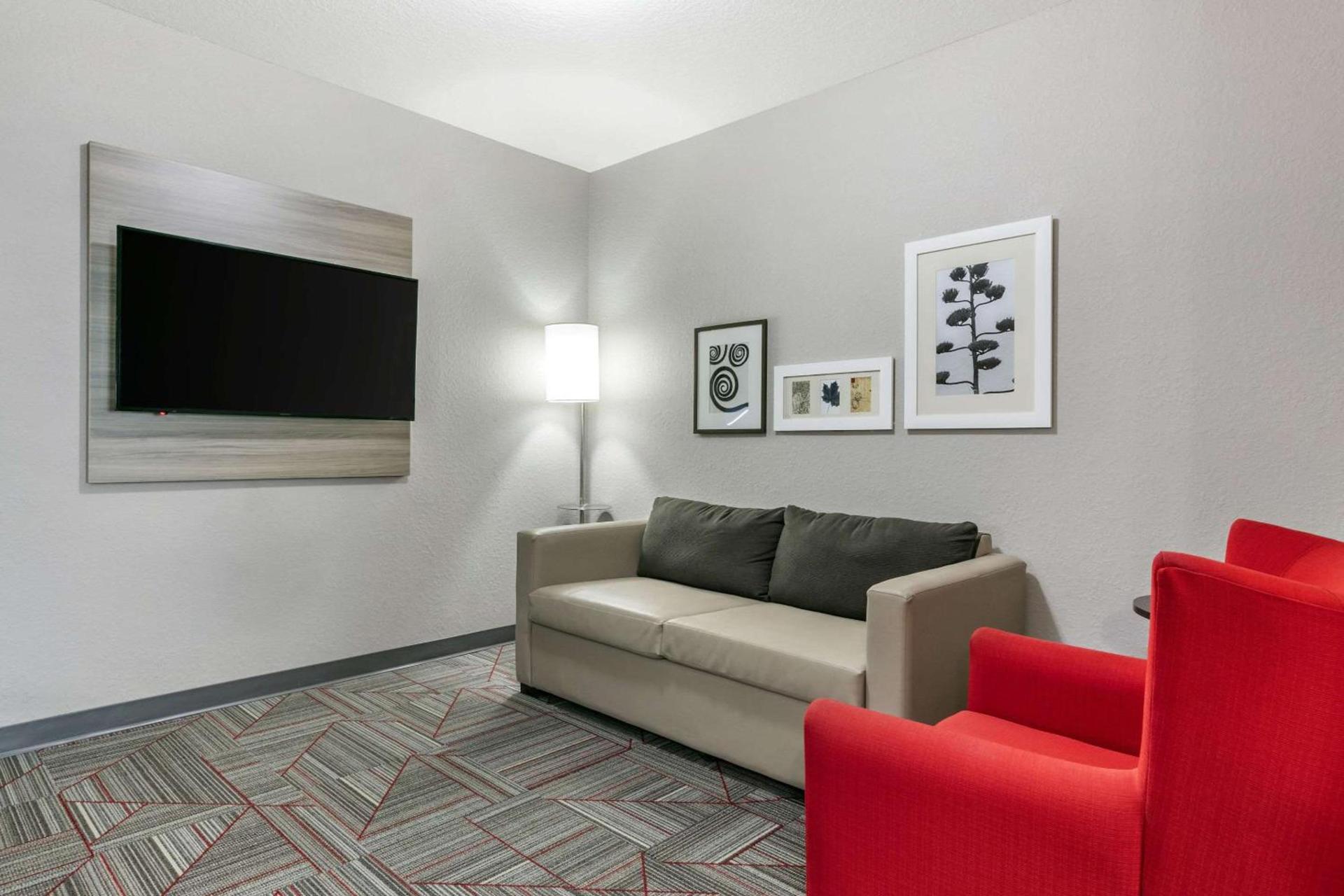 Clarion Pointe Columbus-Bradley Park photo 29