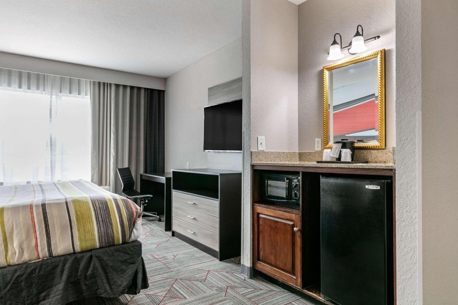 Clarion Pointe Columbus-Bradley Park photo 17