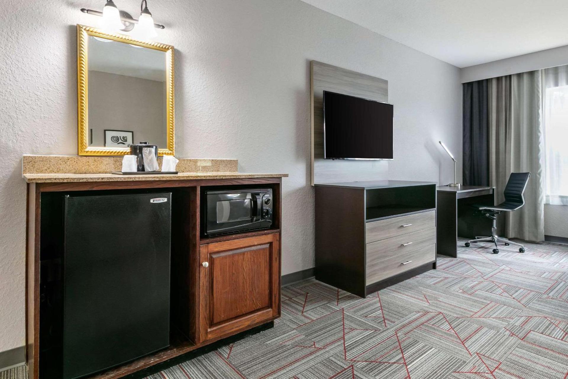 Clarion Pointe Columbus-Bradley Park photo 14